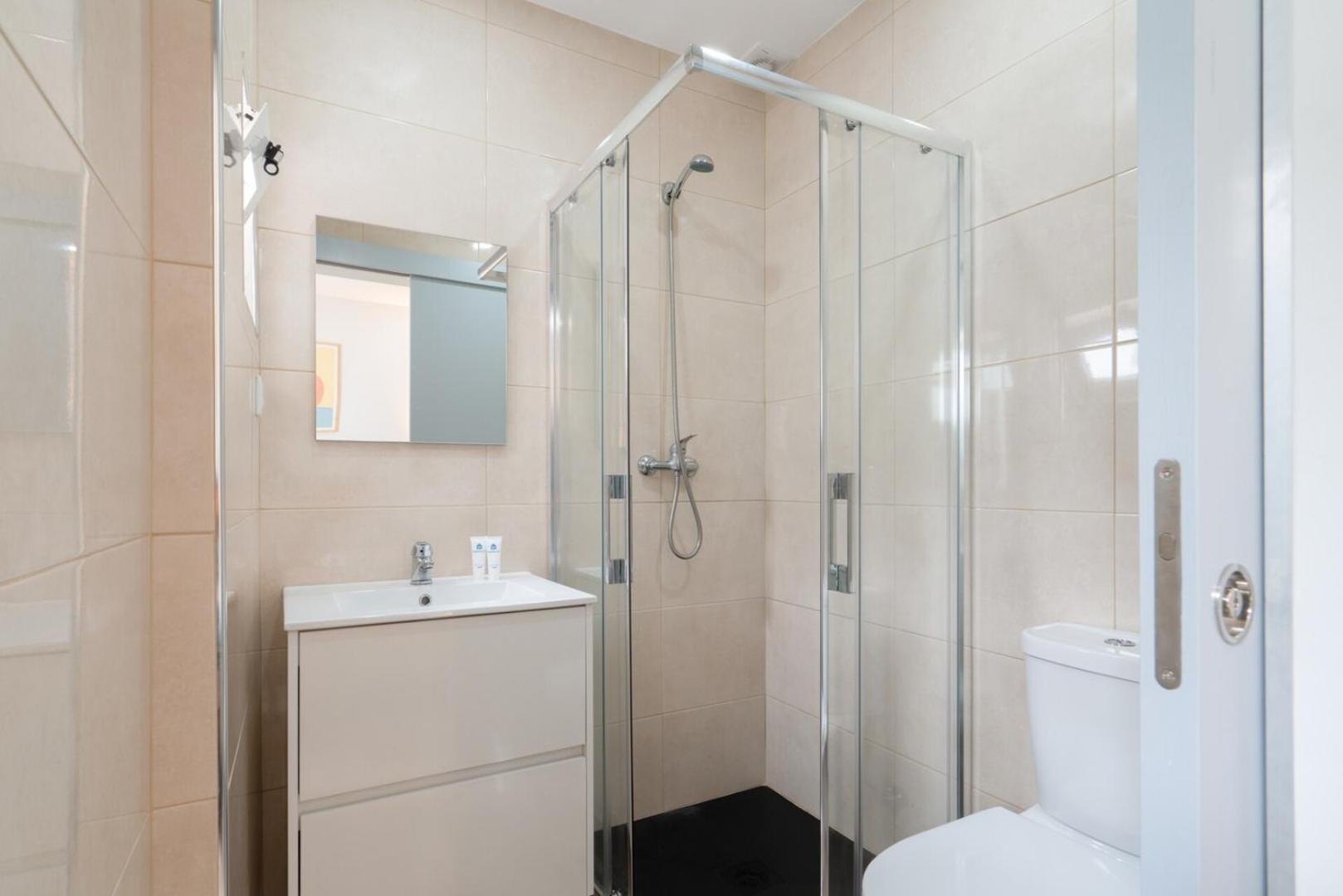Vakantiehuis Hostwise - Charming Bright House W/ Garden *