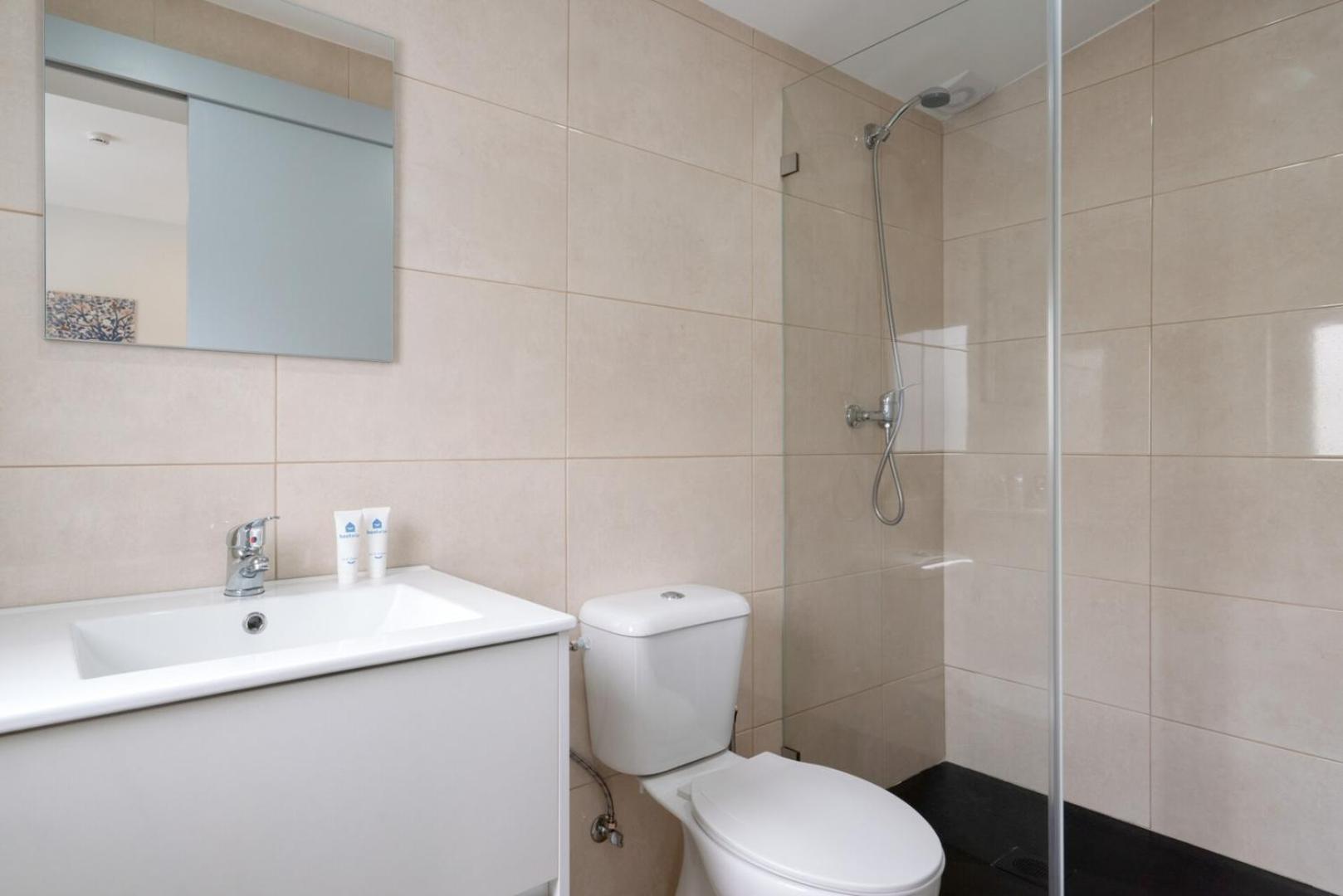 Vakantiehuis Hostwise - Charming Bright House W/ Garden