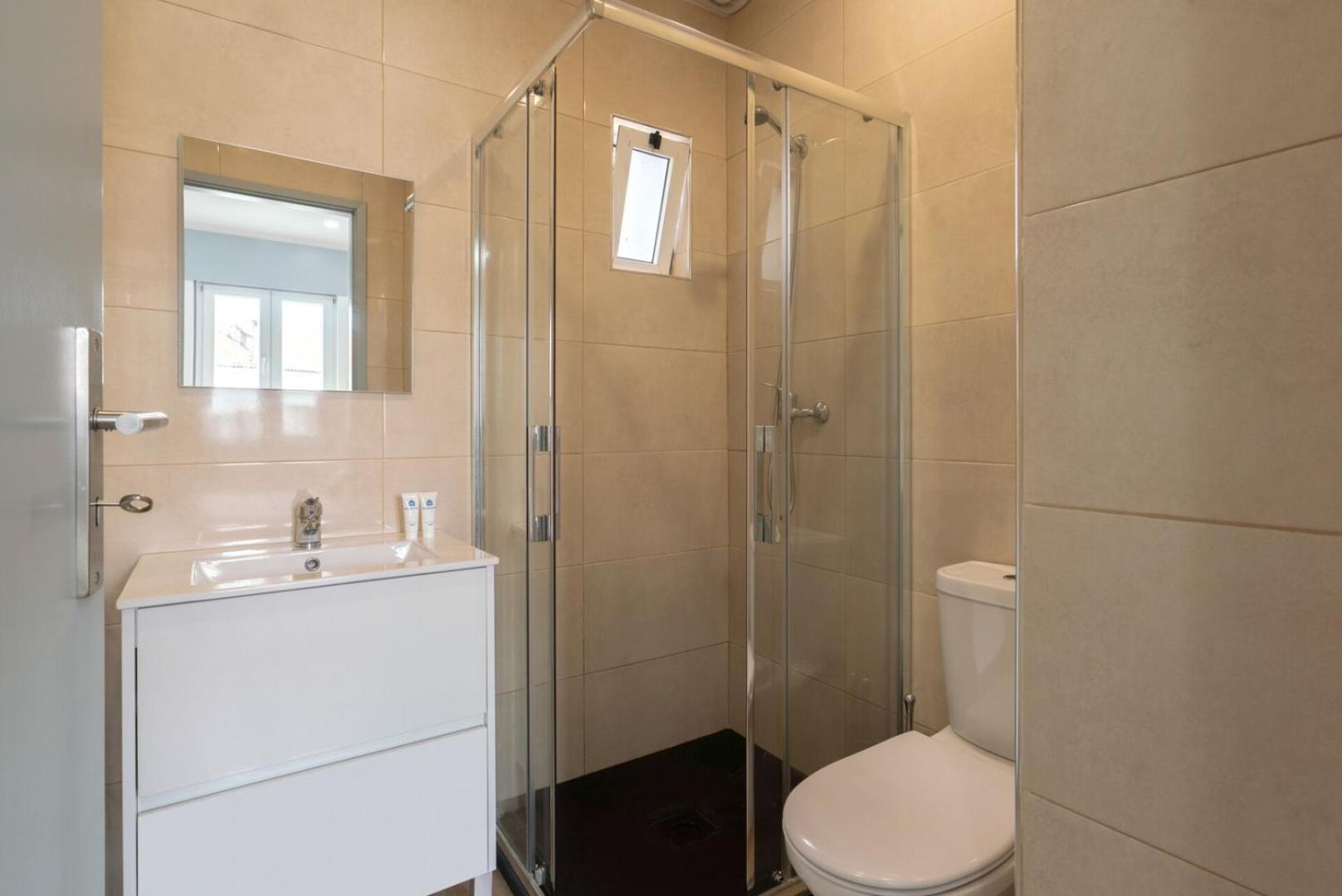 Vakantiehuis Hostwise - Charming Bright House W/ Garden *