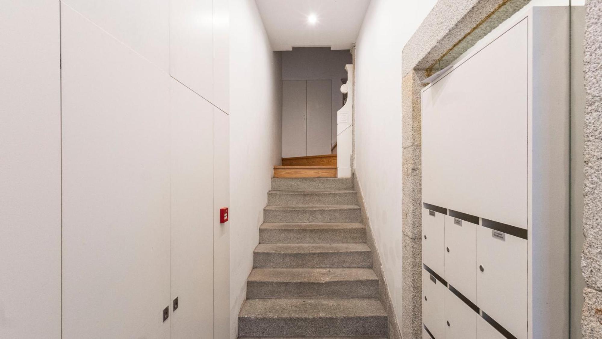 Lovelystay - Allderman - Almada 1º T Apartment Porto