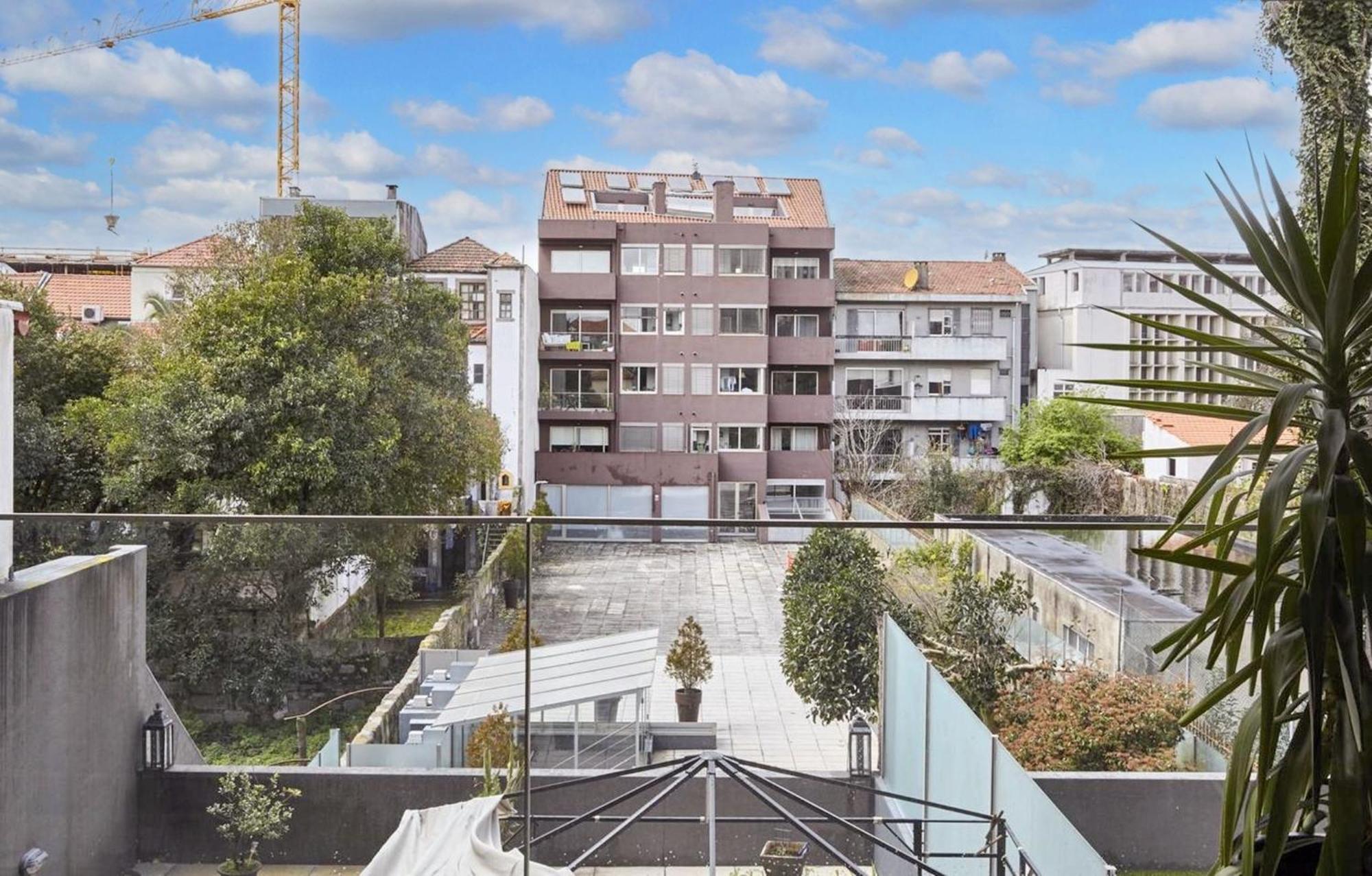 Modern 100m² + Balcony Apartment