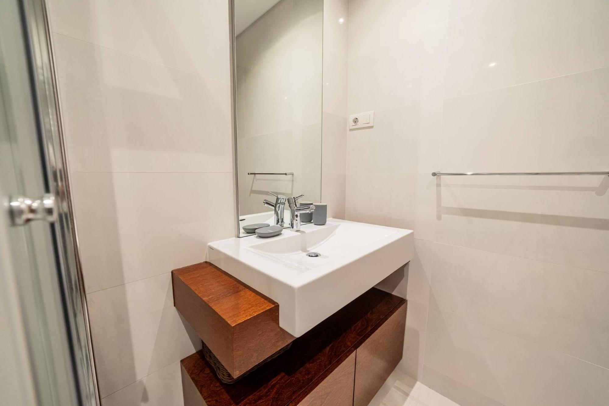 Modern Cedofeita By Hosty * Porto