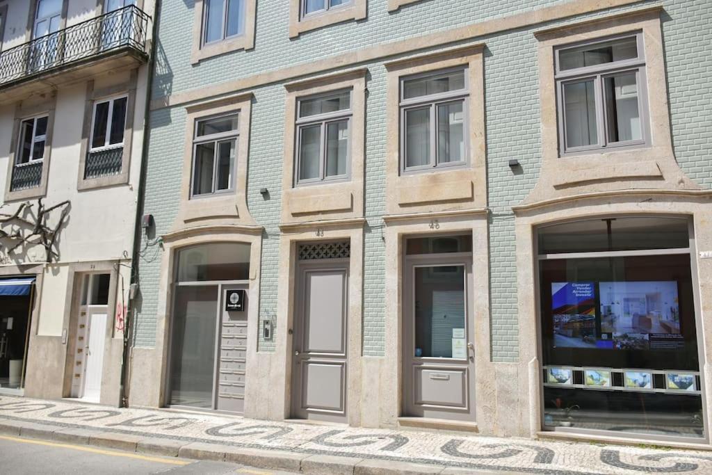 With Balcony In The Center Of Apartment Porto