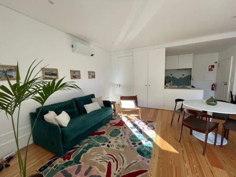 With Balcony In The Center Of Apartment Porto