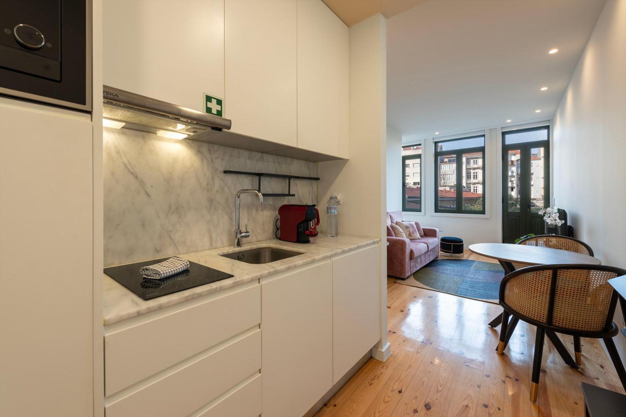 Chic Hideaway: Pool & Garden Apartment Porto