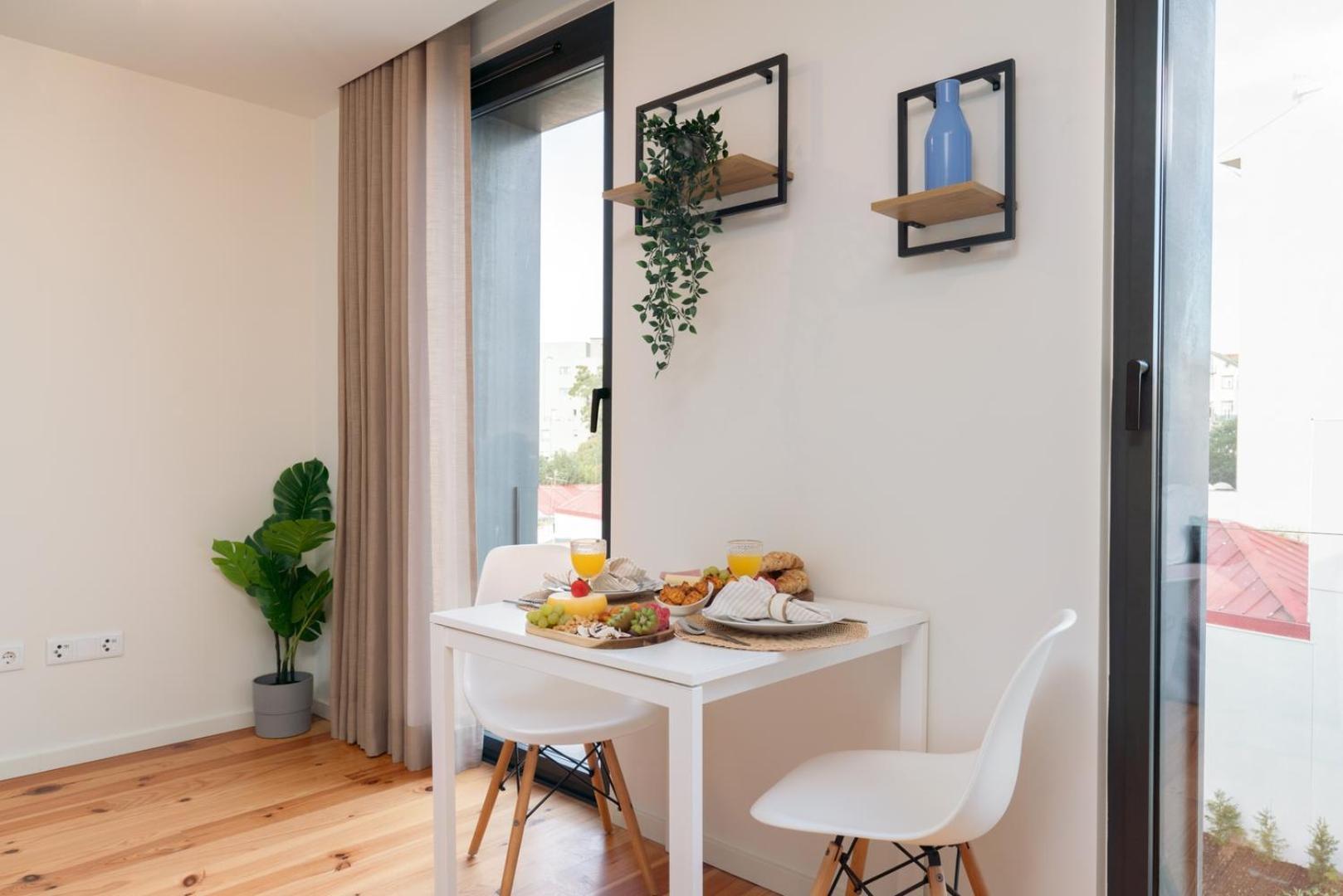 Host Wise - Stylish In Downtown Apartment