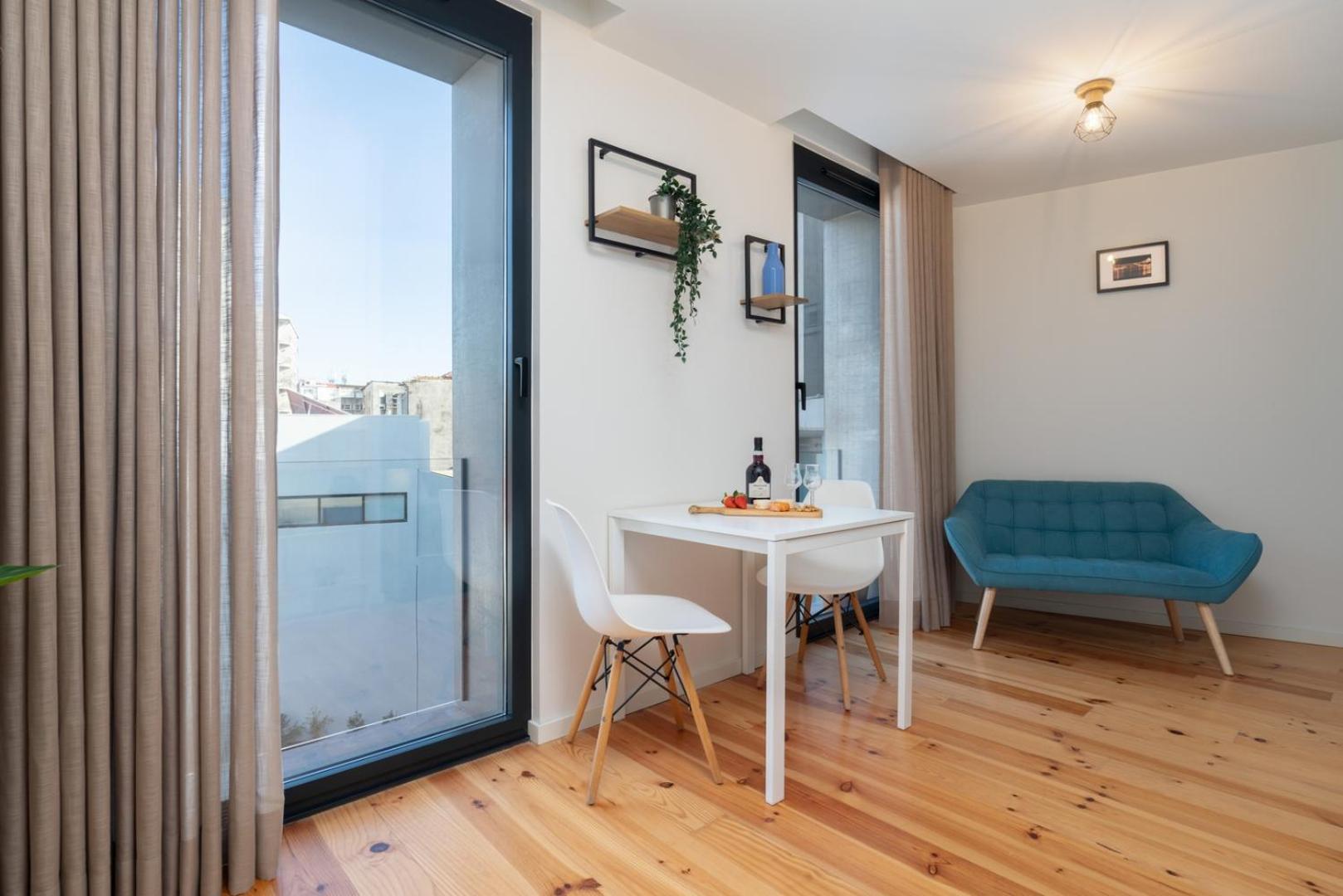 Host Wise - Stylish In Downtown Apartment
