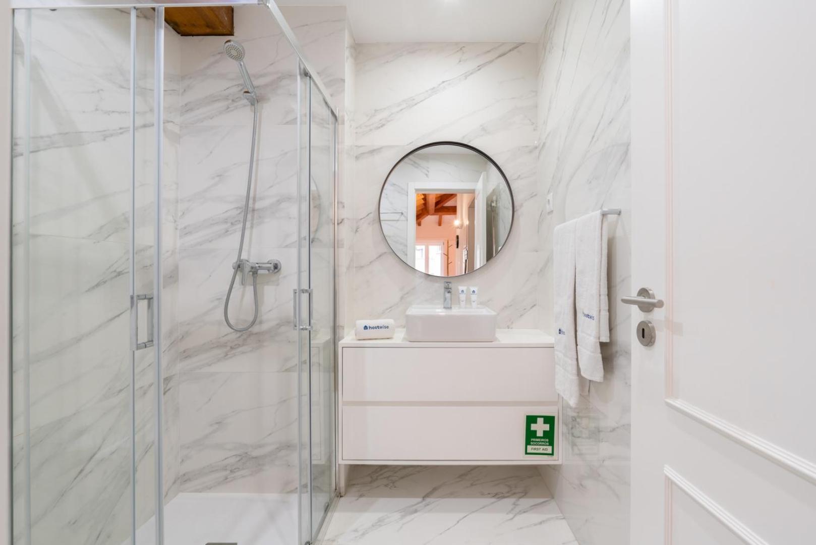 Hostwise - Stylish Retreat In Porto's Heart Apartment Porto