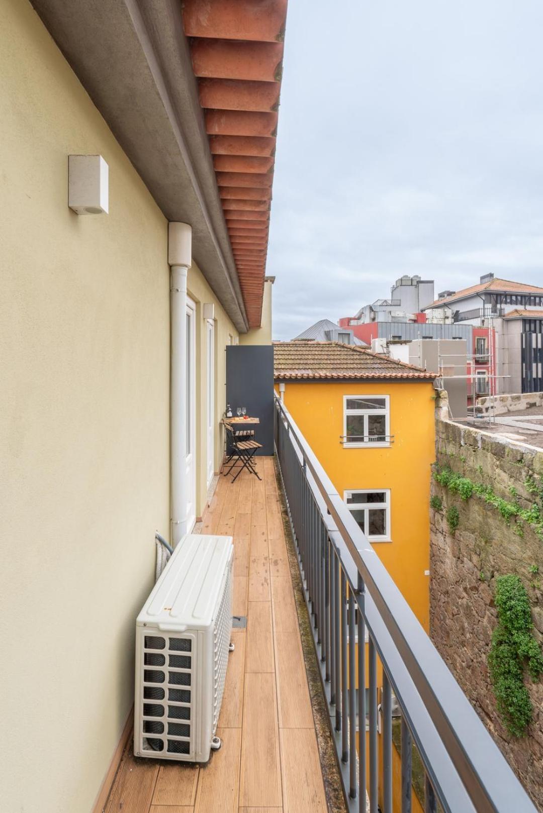 Hostwise - Stylish Retreat In Porto's Heart Apartment Porto