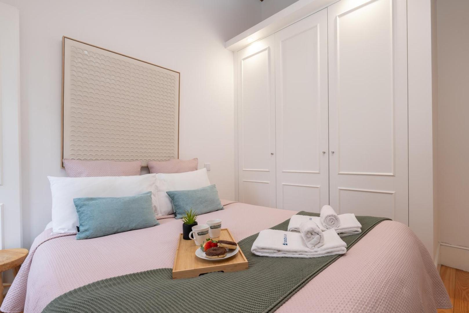 Hostwise - Stylish Retreat In Porto's Heart Apartment