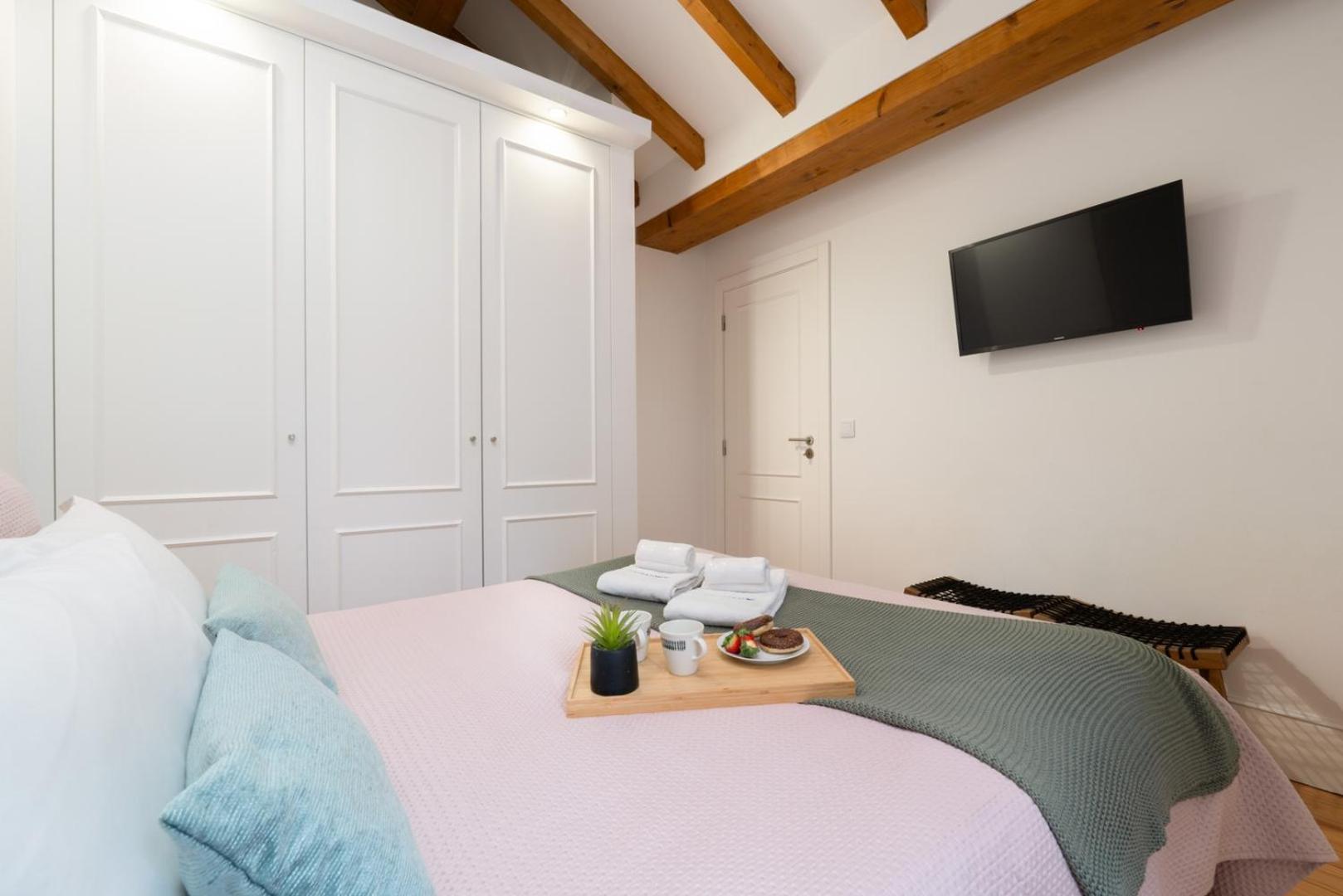 Hostwise - Stylish Retreat In Porto's Heart * Porto
