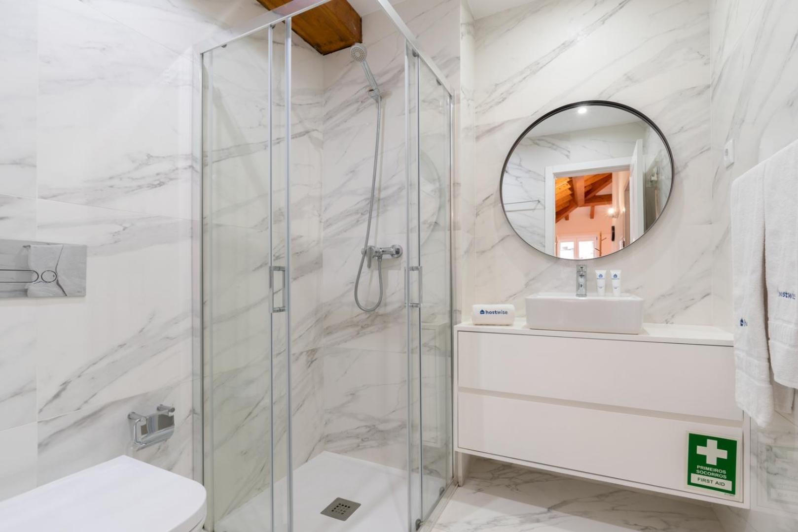 Hostwise - Stylish Retreat In Porto's Heart
