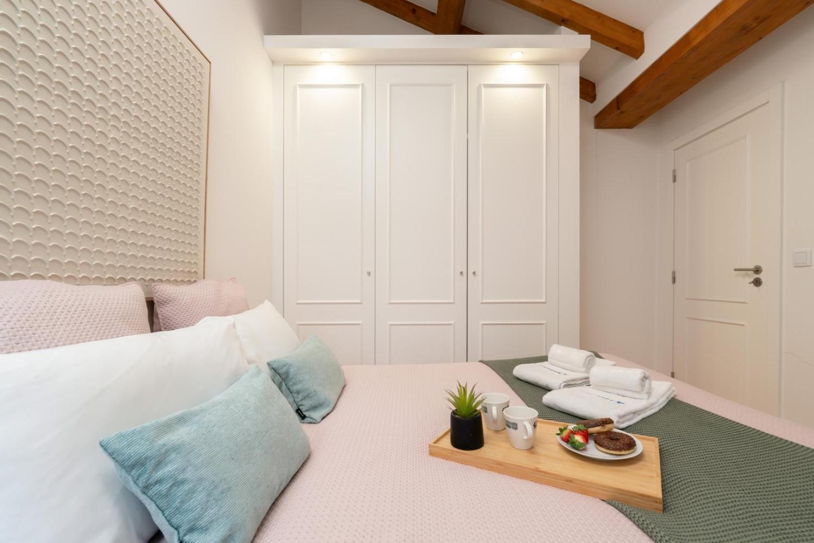 Hostwise - Stylish Retreat In Porto's Heart Porto
