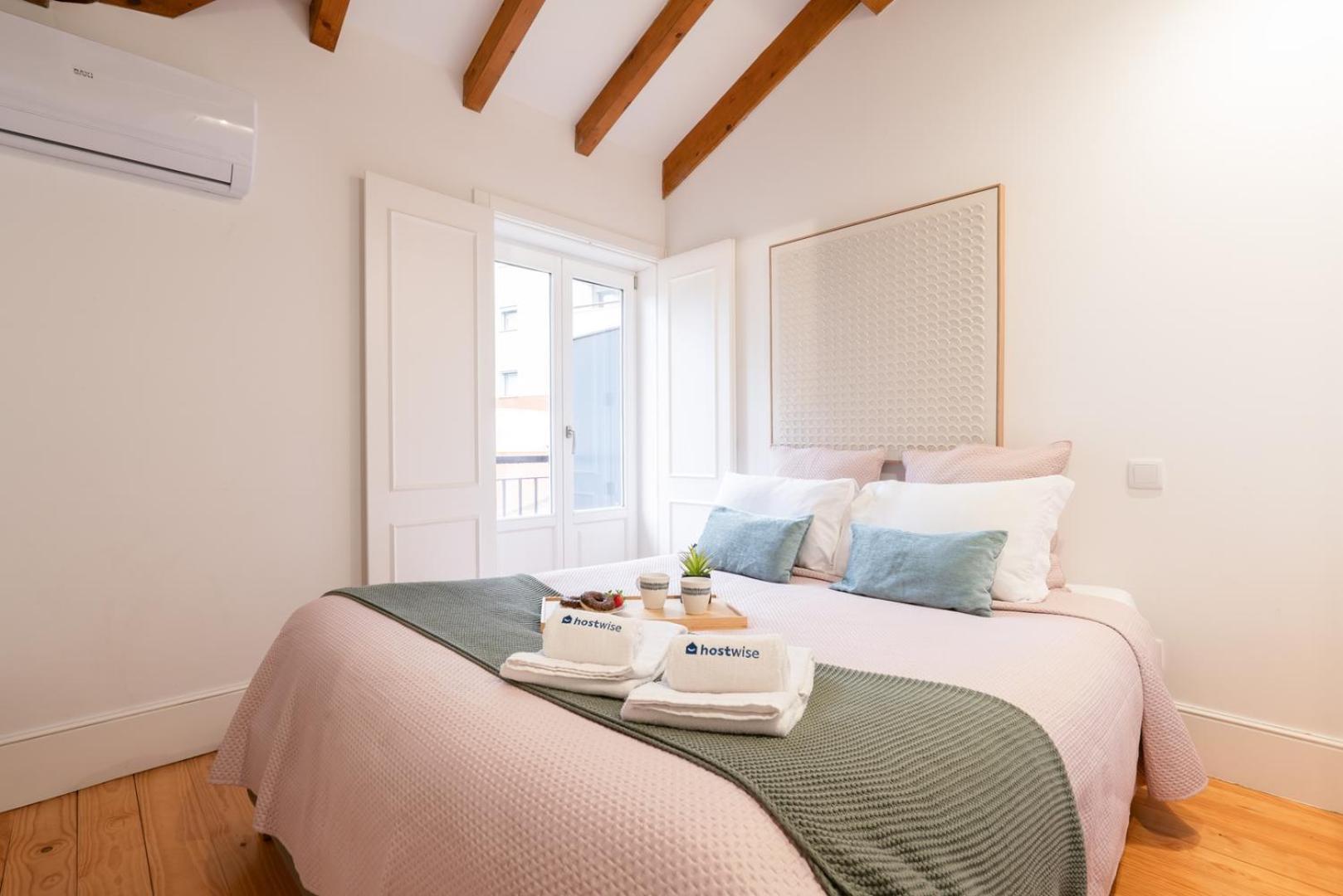 Hostwise - Stylish Retreat In Porto's Heart