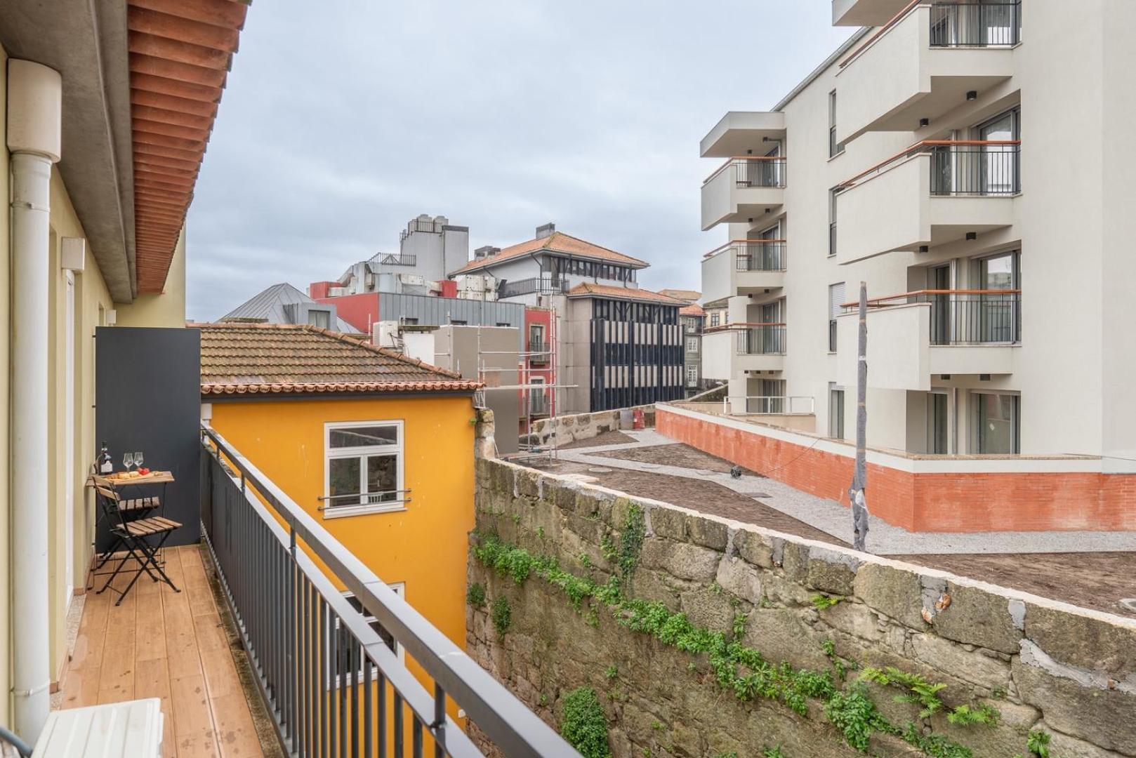 Hostwise - Stylish Retreat In Porto's Heart Apartment *