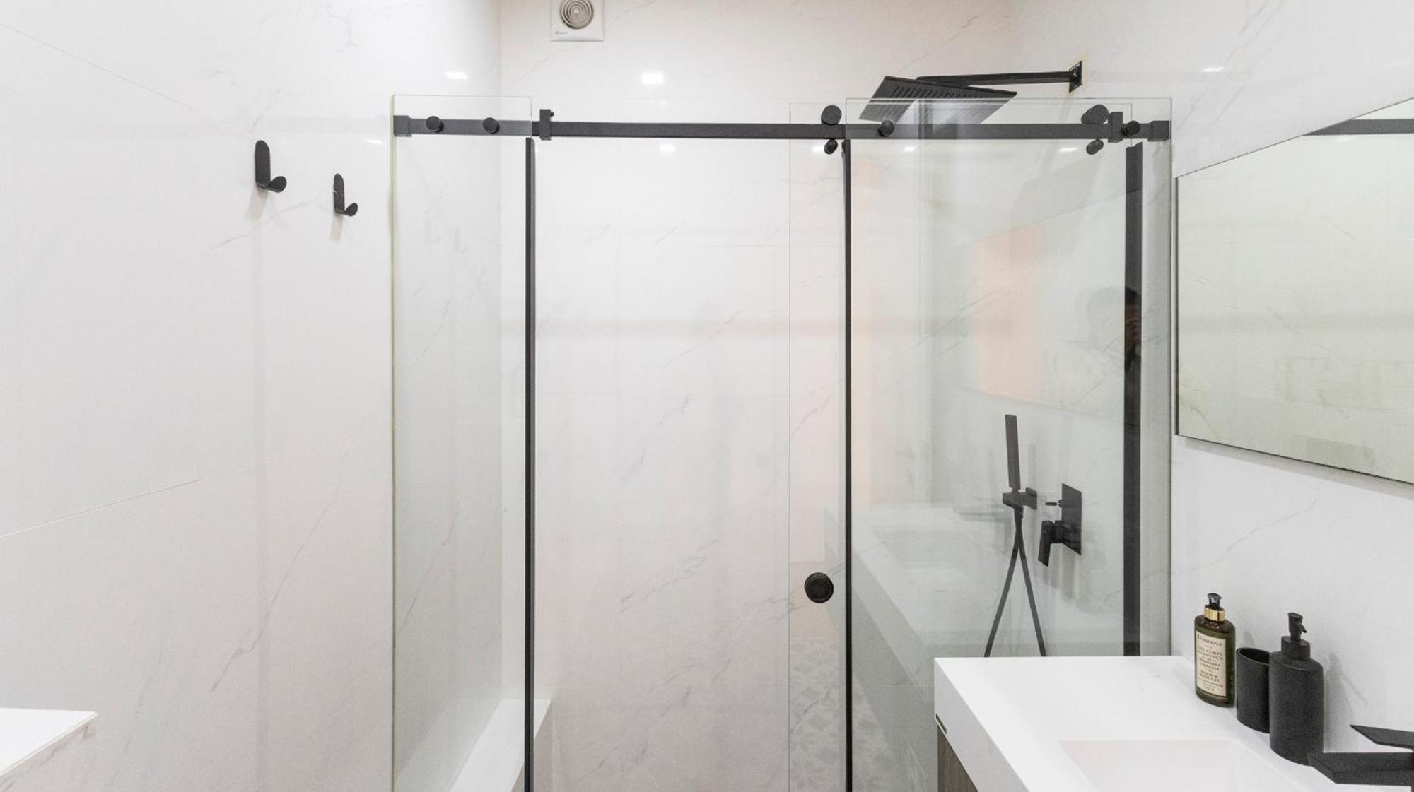 New 3br W Rooftop & Balcony Views By Lovelystay *