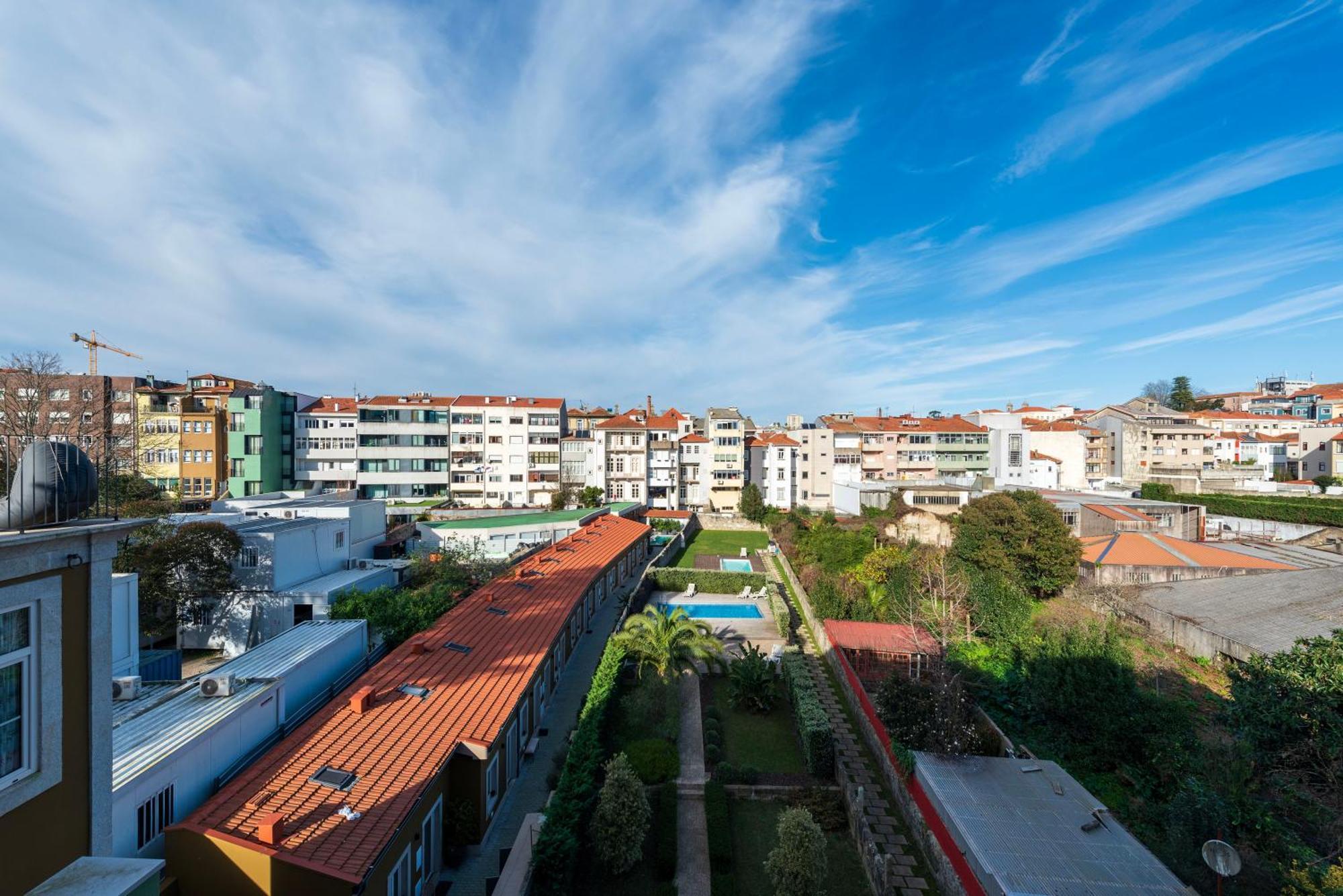Luxe With Shared Pool And Garden Apartment *