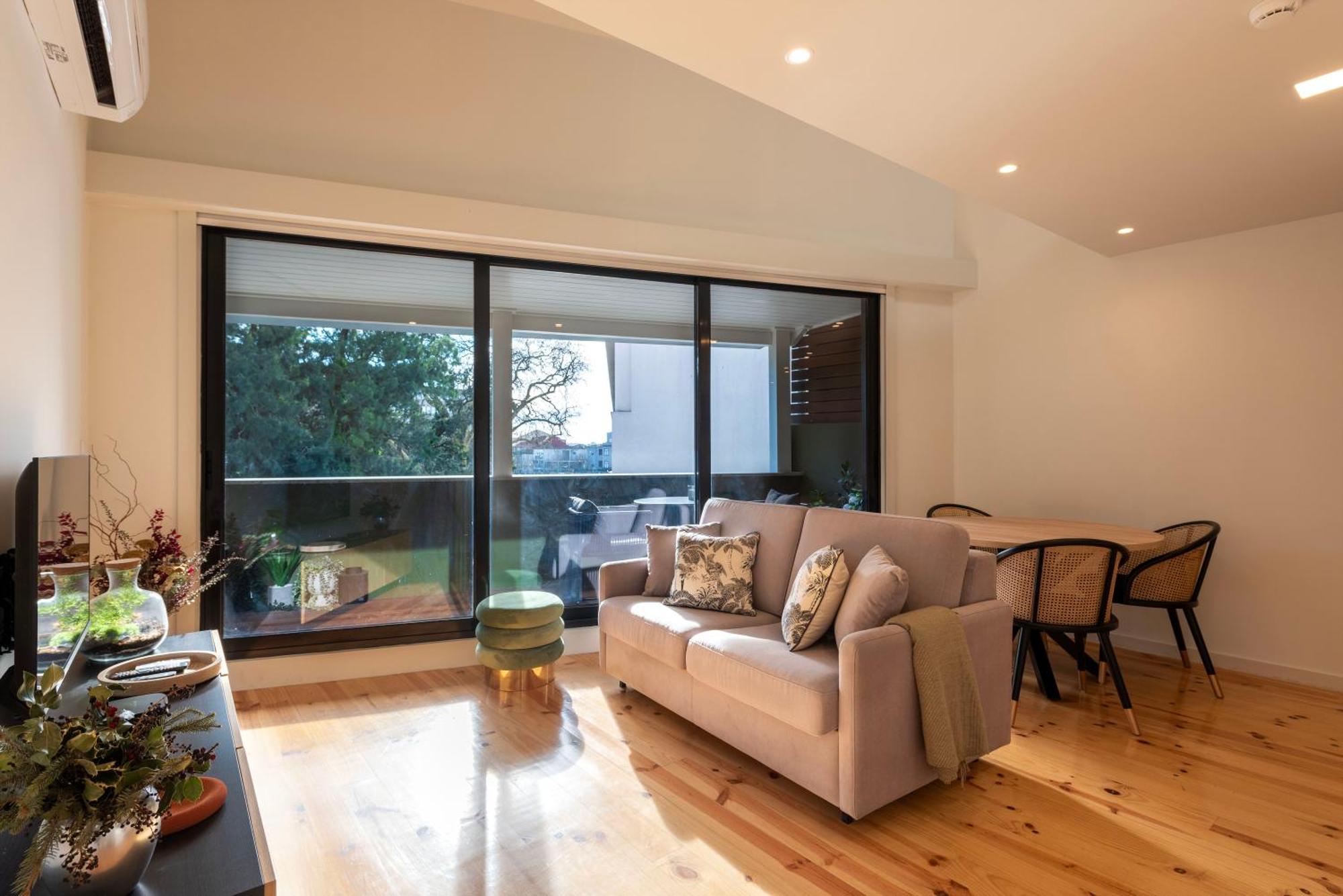 Luxe With Shared Pool And Garden
