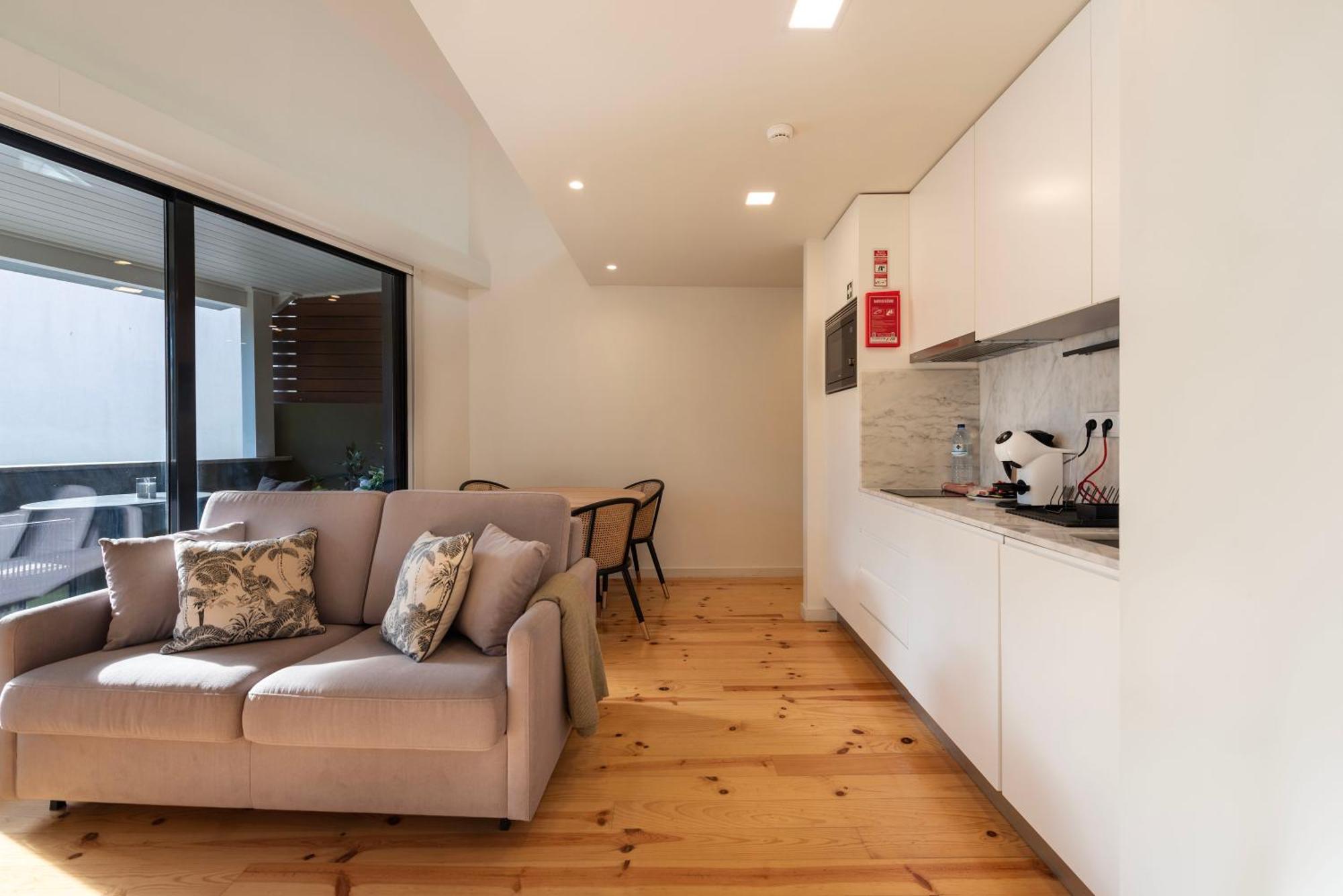 Luxe With Shared Pool And Garden Apartment