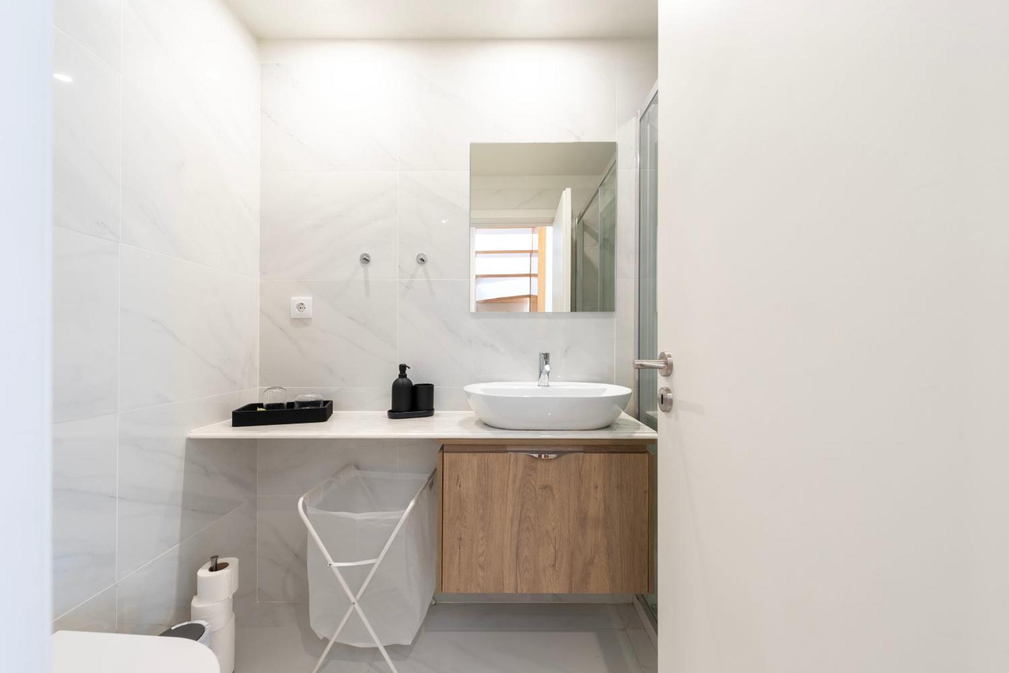 Luxe With Shared Pool And Garden Apartment