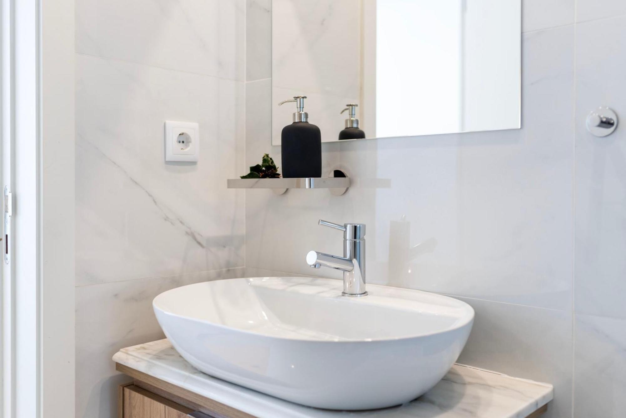 Luxe With Shared Pool And Garden Apartment *