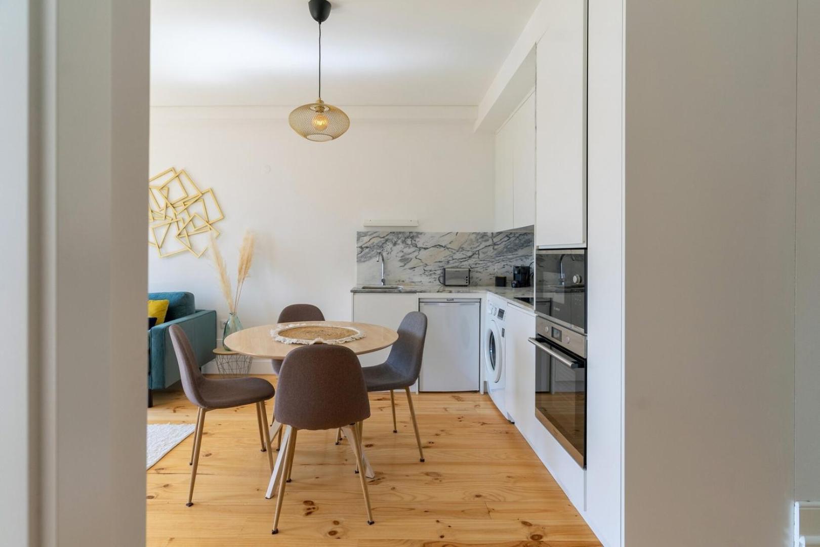 Gorgeous Flat W. Balcony In Iconic Pedestrian St Porto