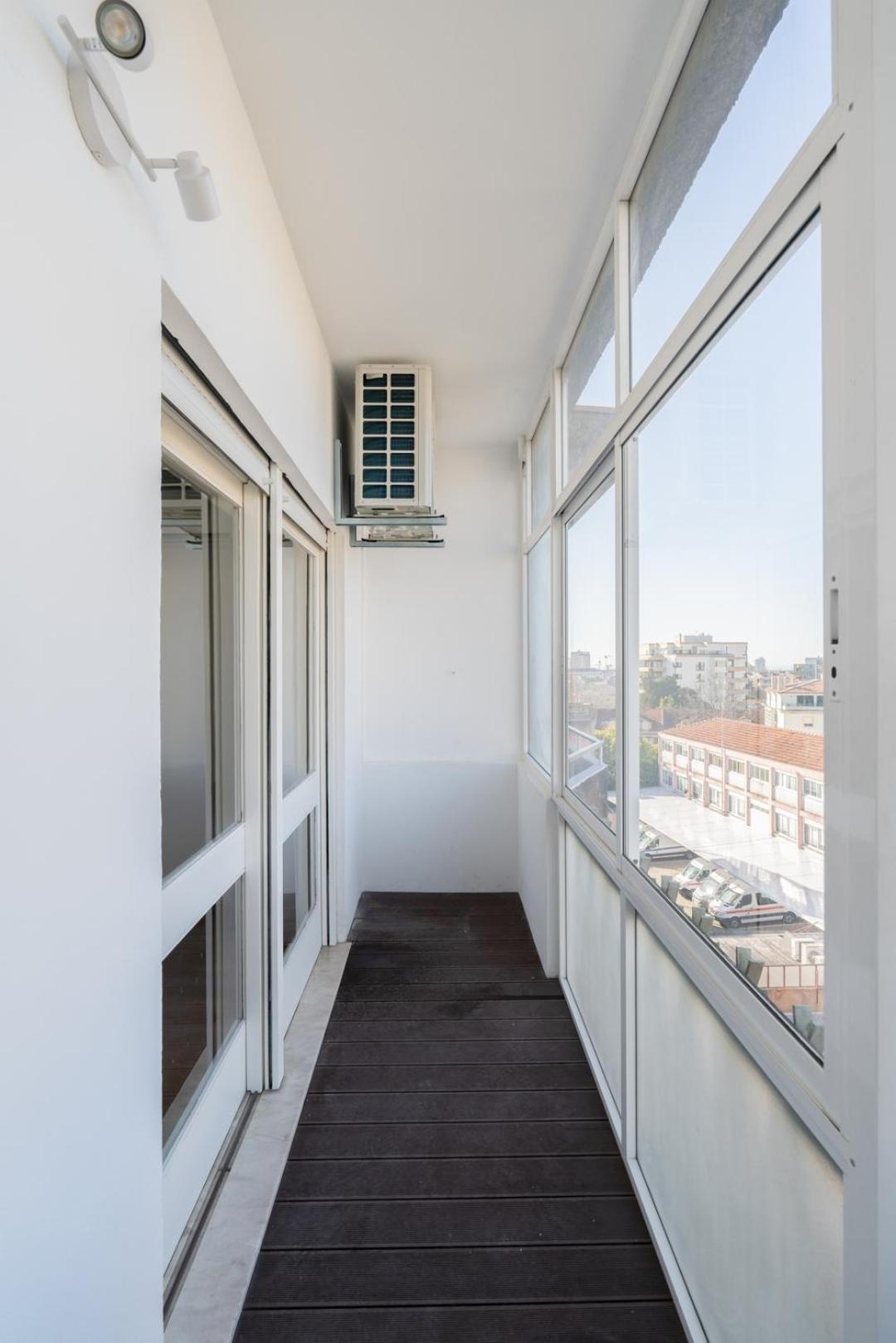 Host Wise - Bright & Spacious Retreat With Balcony Apartment *