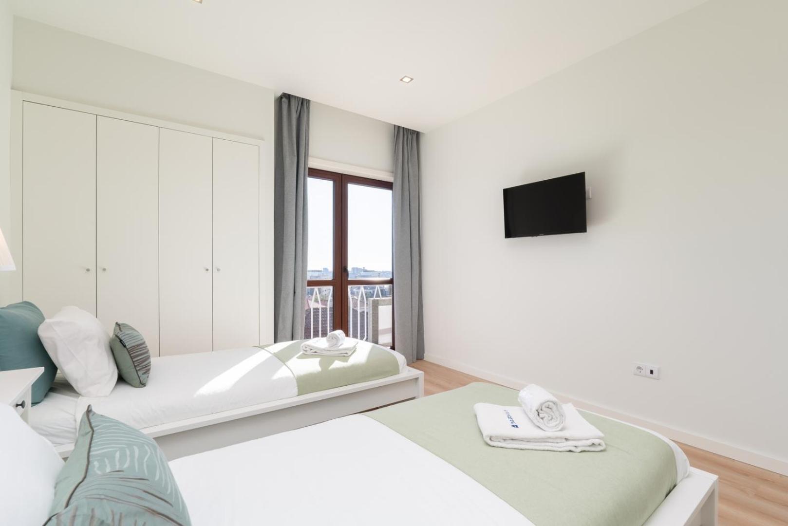 Host Wise - Bright & Spacious Retreat With Balcony