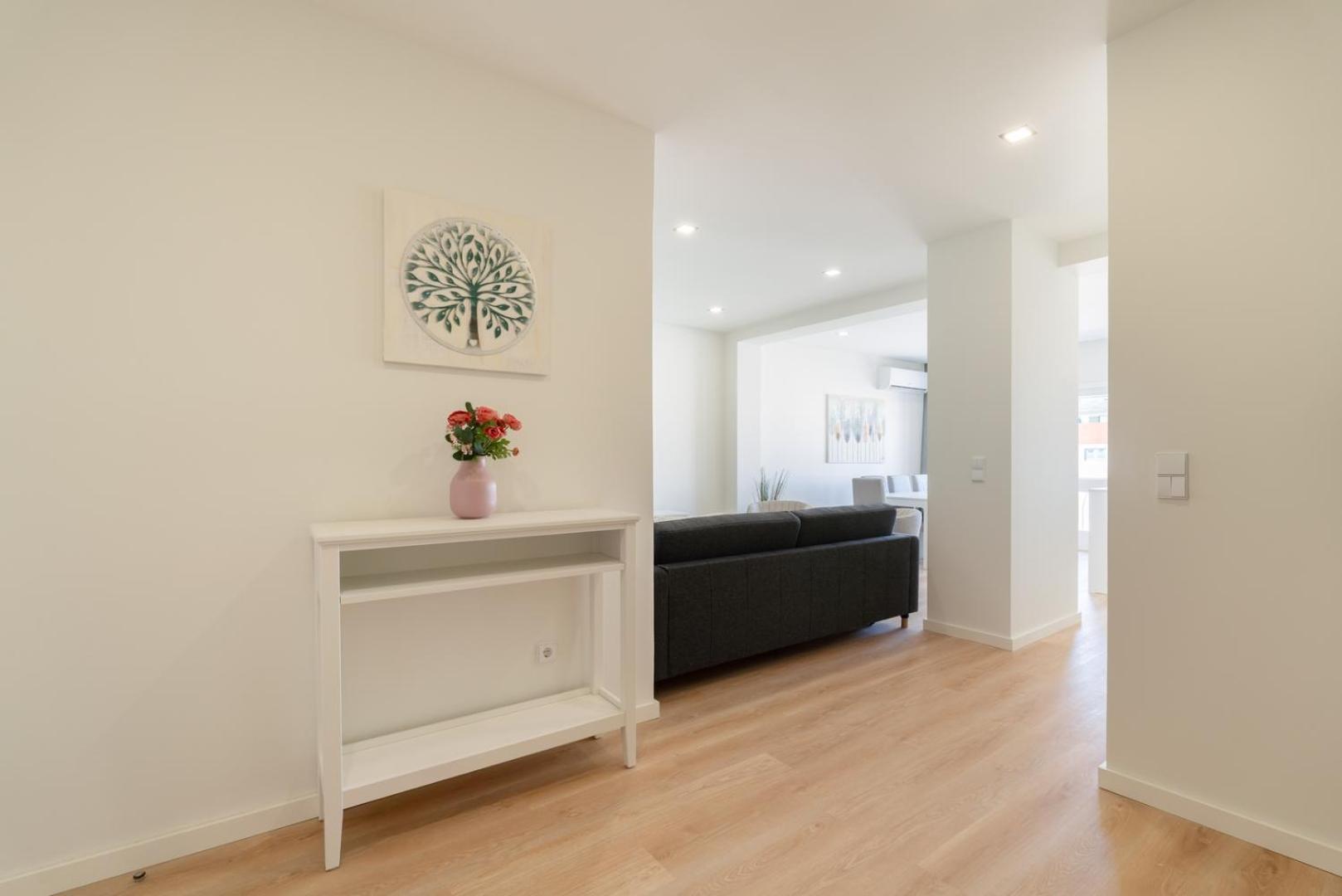 Host Wise - Bright & Spacious Retreat With Balcony Apartment