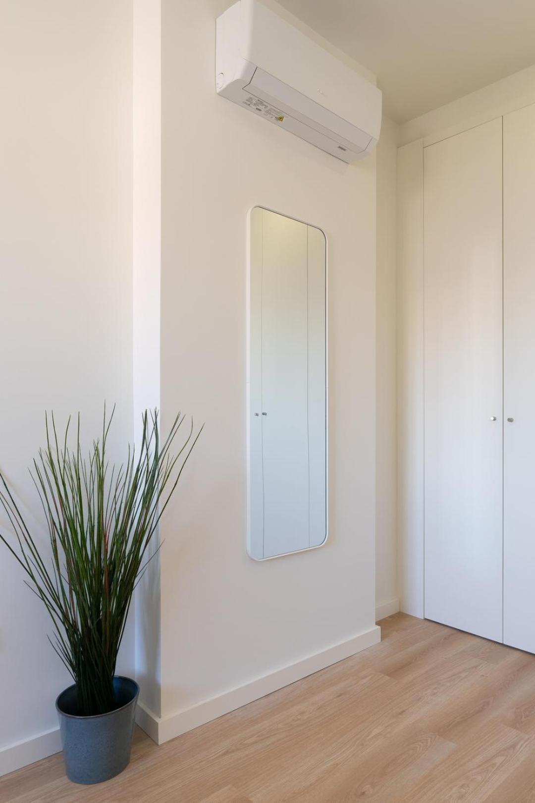 Host Wise - Bright & Spacious Retreat With Balcony Apartment *