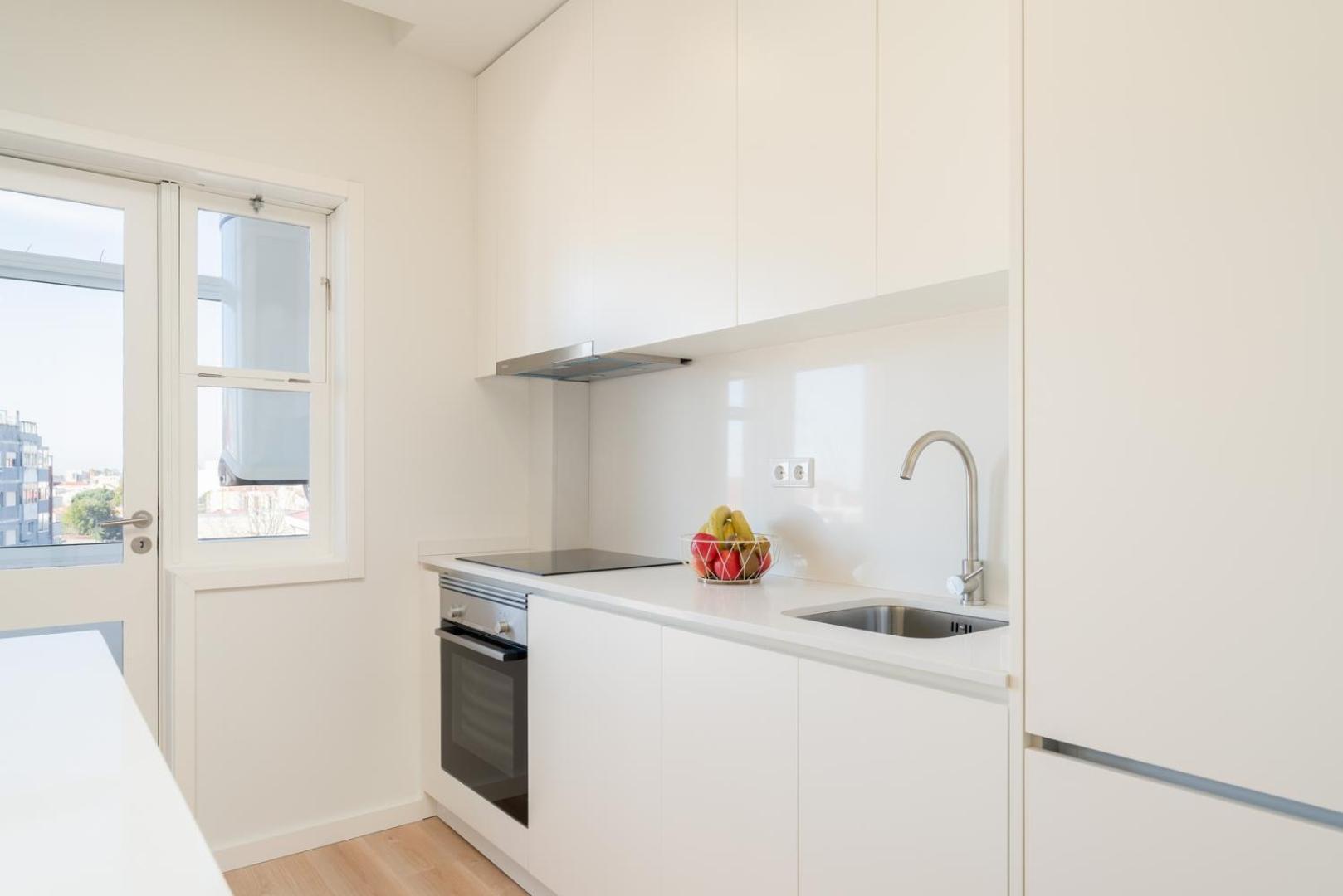Apartment Host Wise - Bright & Spacious Retreat With Balcony *