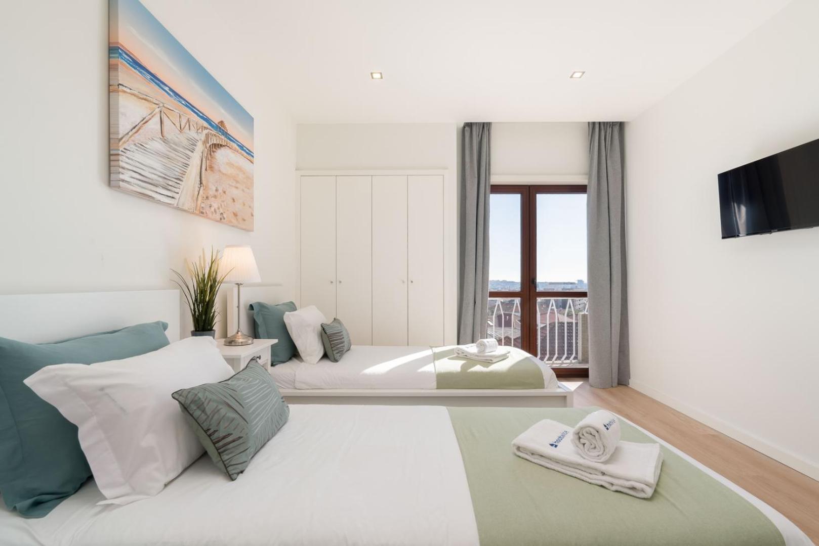 Host Wise - Bright & Spacious Retreat With Balcony *