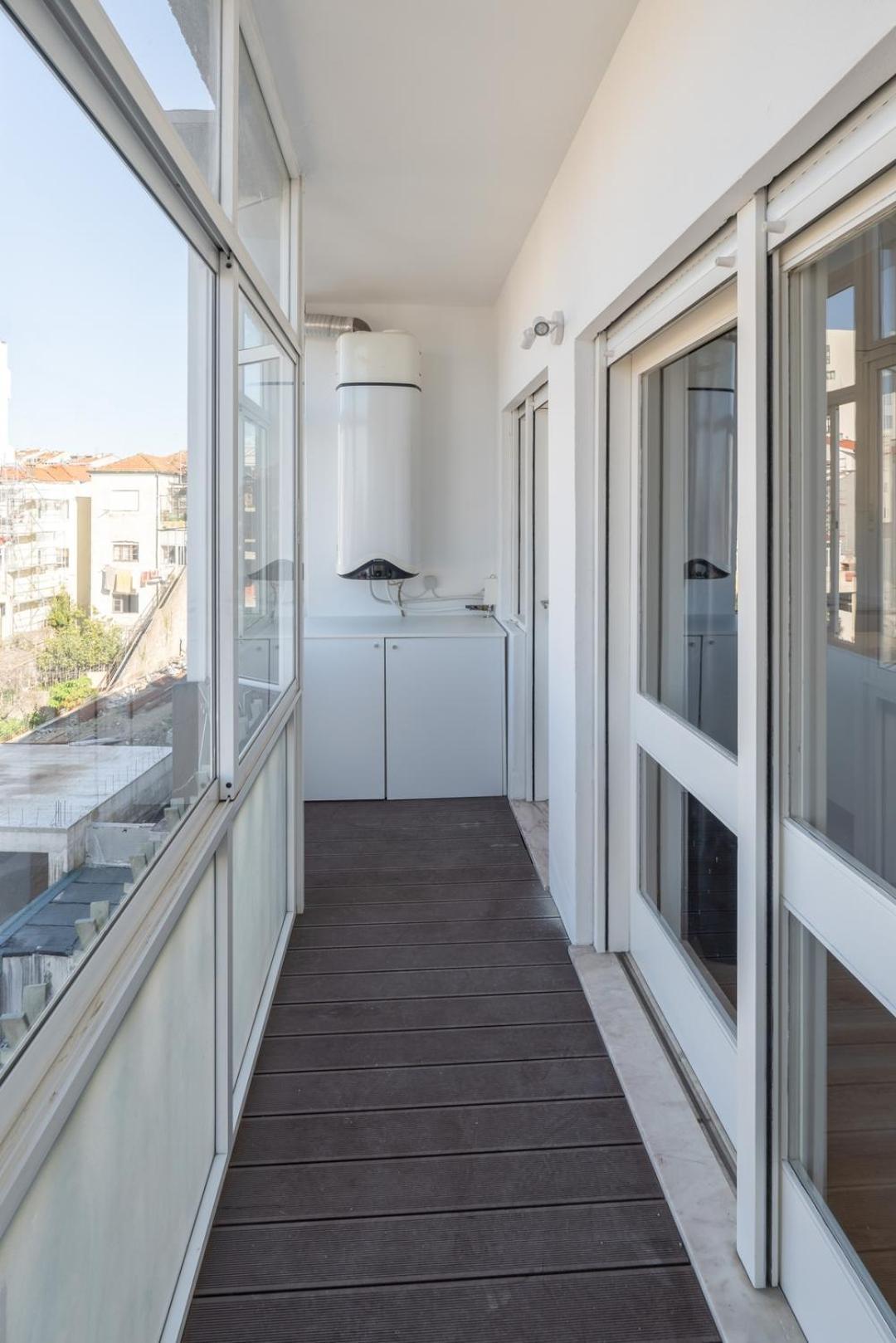Host Wise - Bright & Spacious Retreat With Balcony