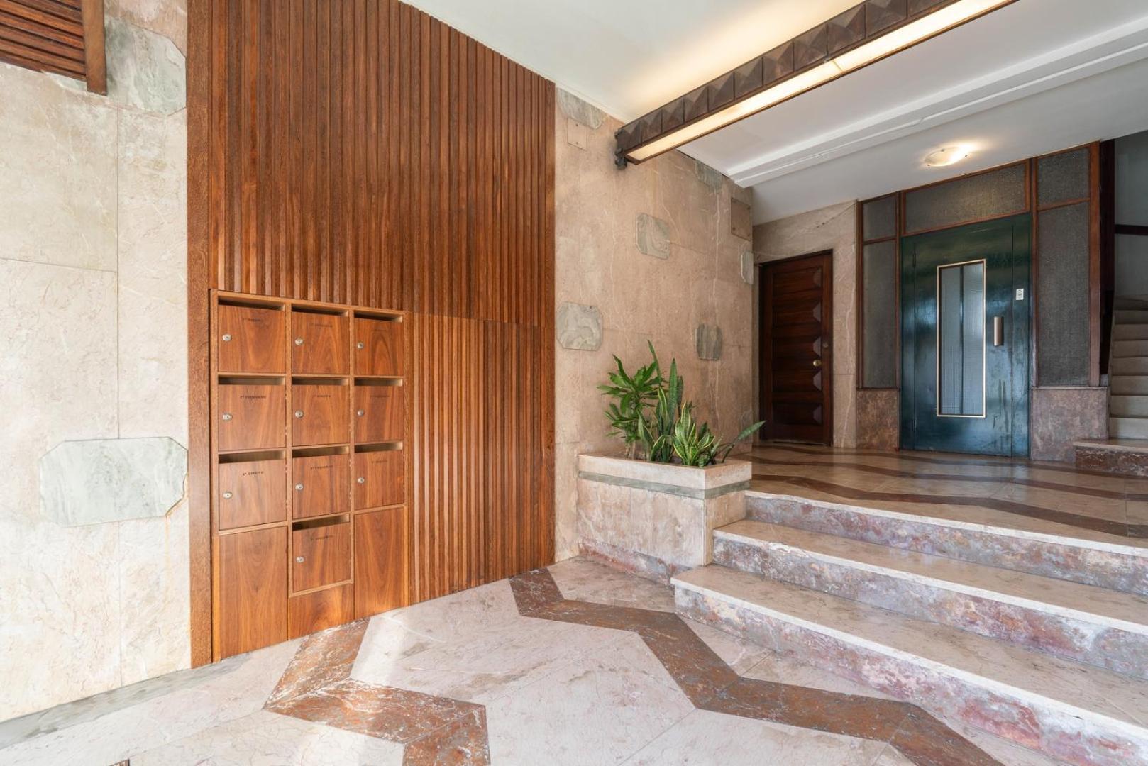 Host Wise - Bright & Spacious Retreat With Balcony Apartment