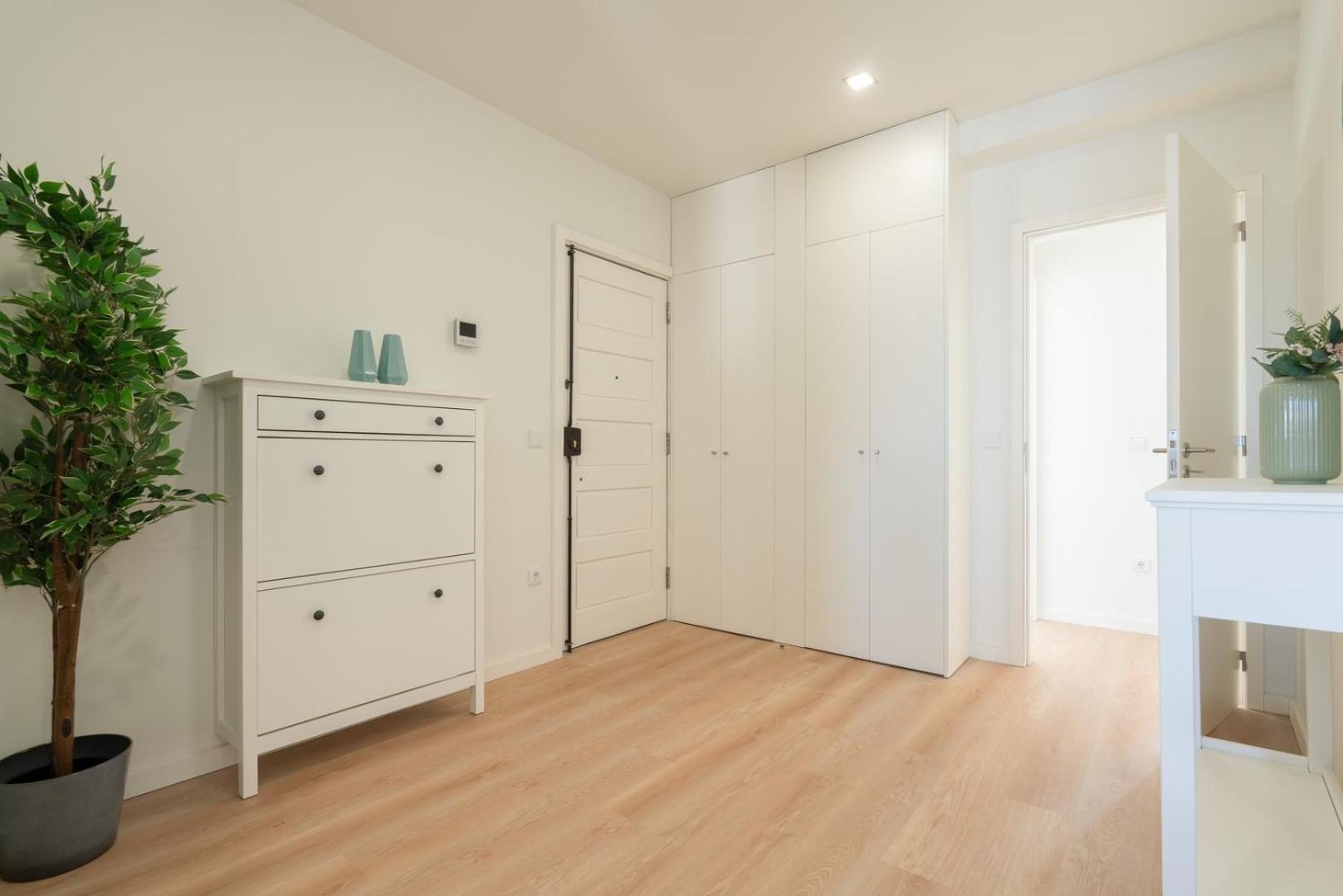 Apartment Host Wise - Bright & Spacious Retreat With Balcony *