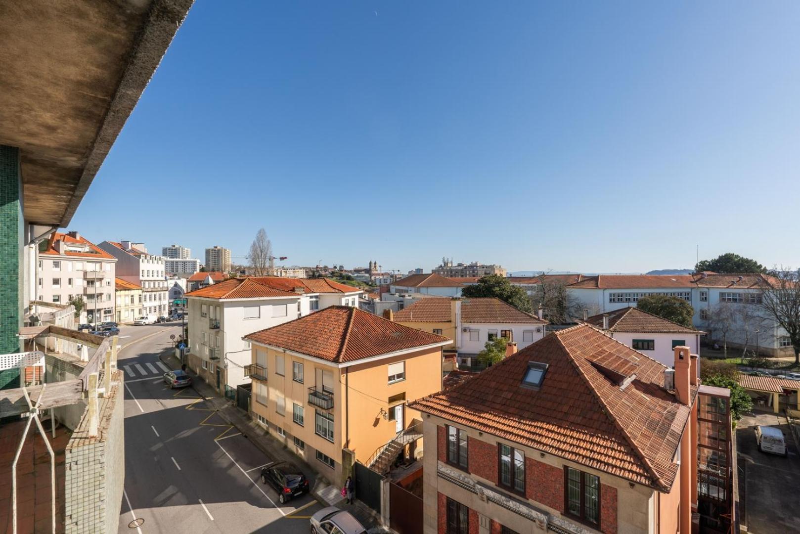 Host Wise - Bright & Spacious Retreat With Balcony