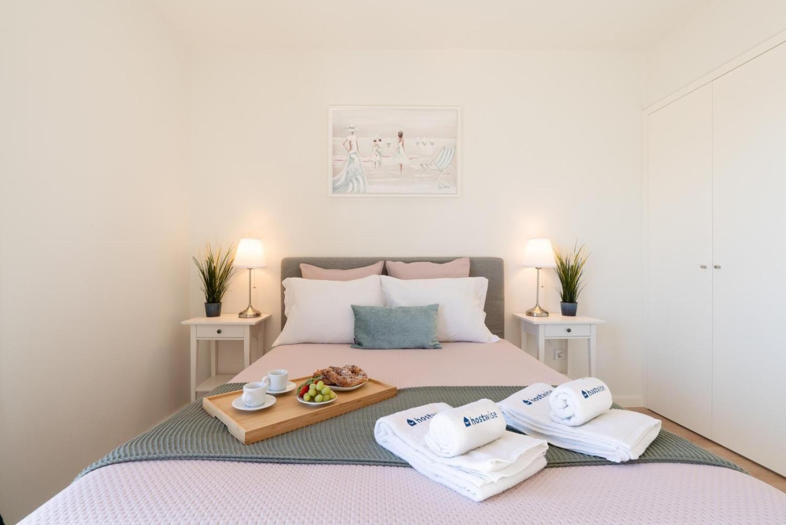 Host Wise - Bright & Spacious Retreat With Balcony *