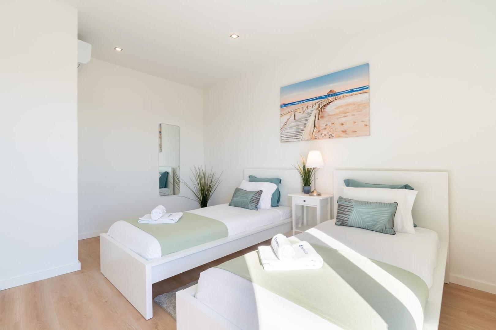 Host Wise - Bright & Spacious Retreat With Balcony