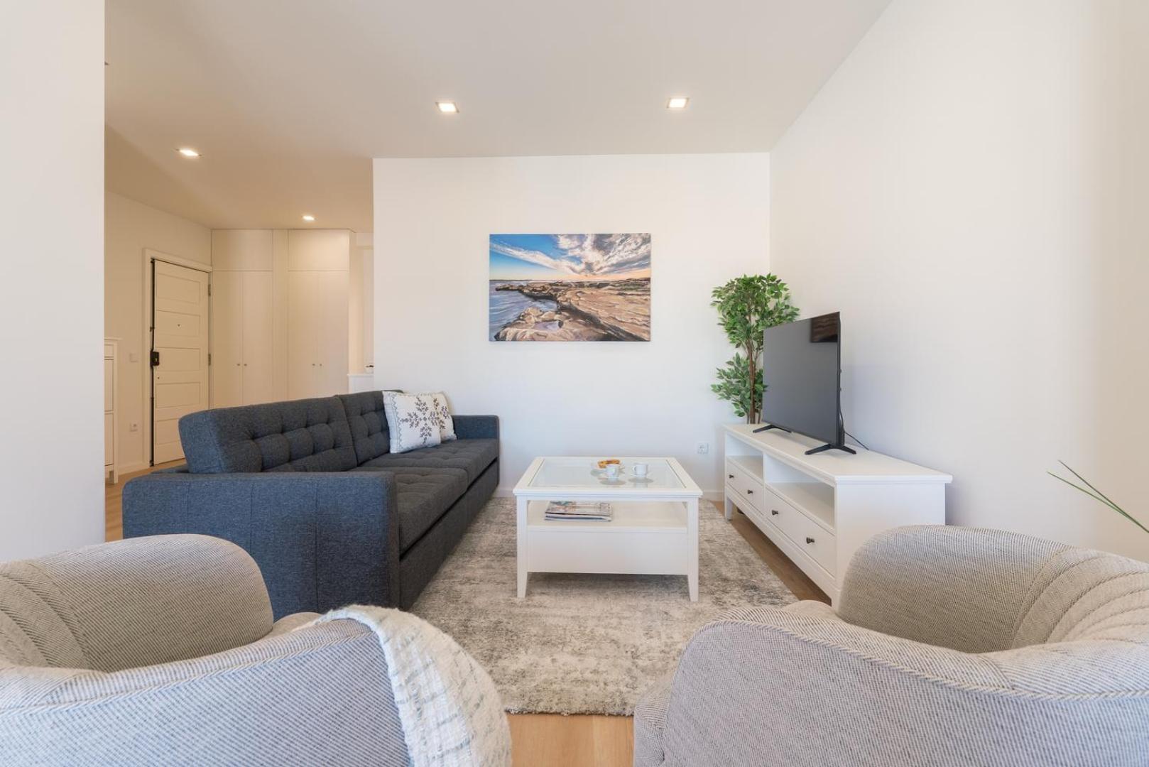 Host Wise - Bright & Spacious Retreat With Balcony Apartment
