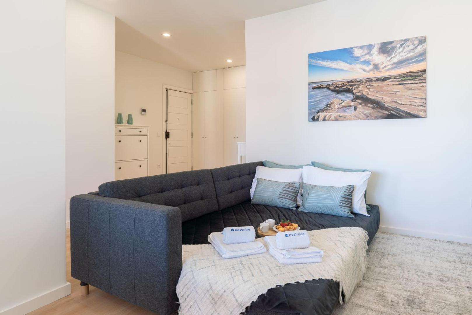 Apartment Host Wise - Bright & Spacious Retreat With Balcony