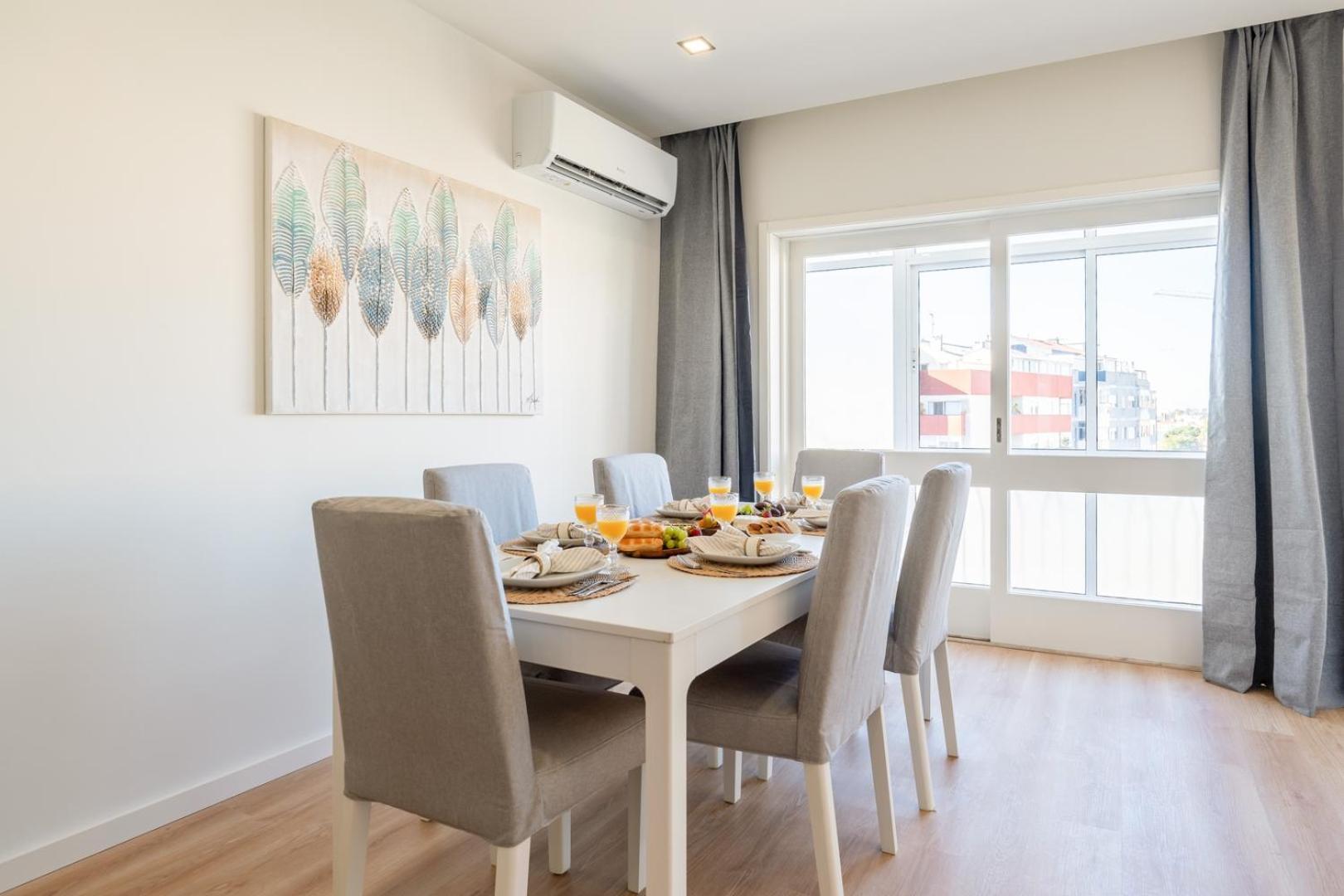 Host Wise - Bright & Spacious Retreat With Balcony Apartment *