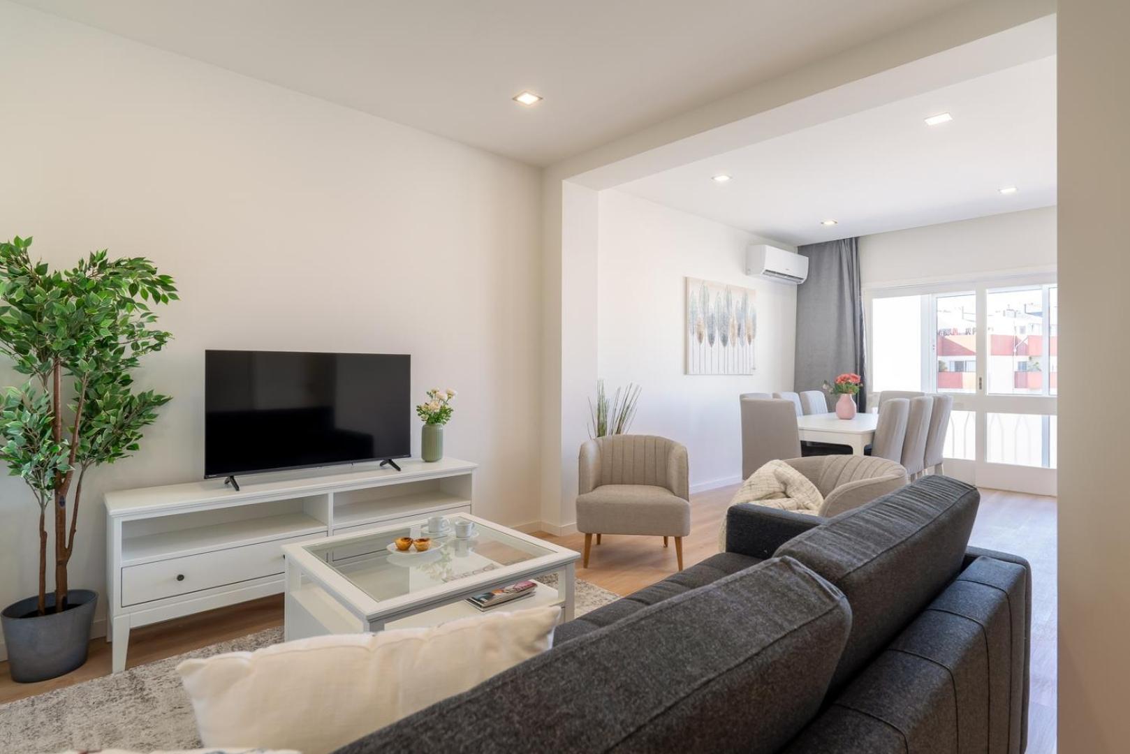 Apartment Host Wise - Bright & Spacious Retreat With Balcony Porto