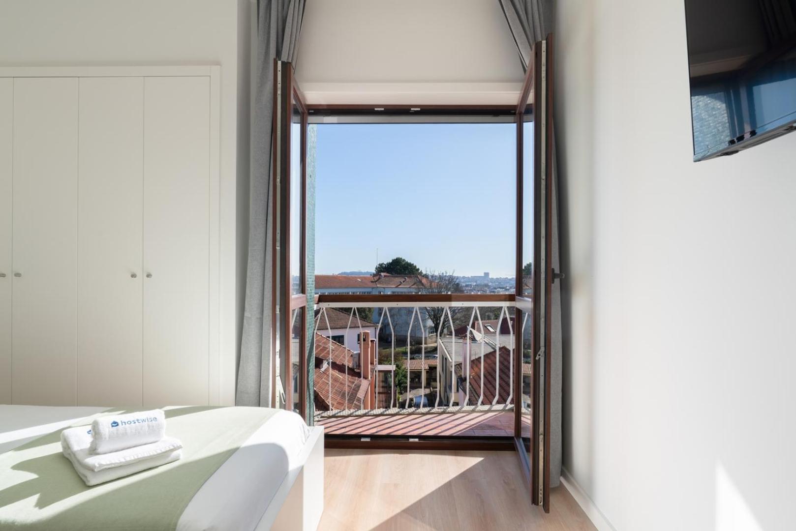 Host Wise - Bright & Spacious Retreat With Balcony *