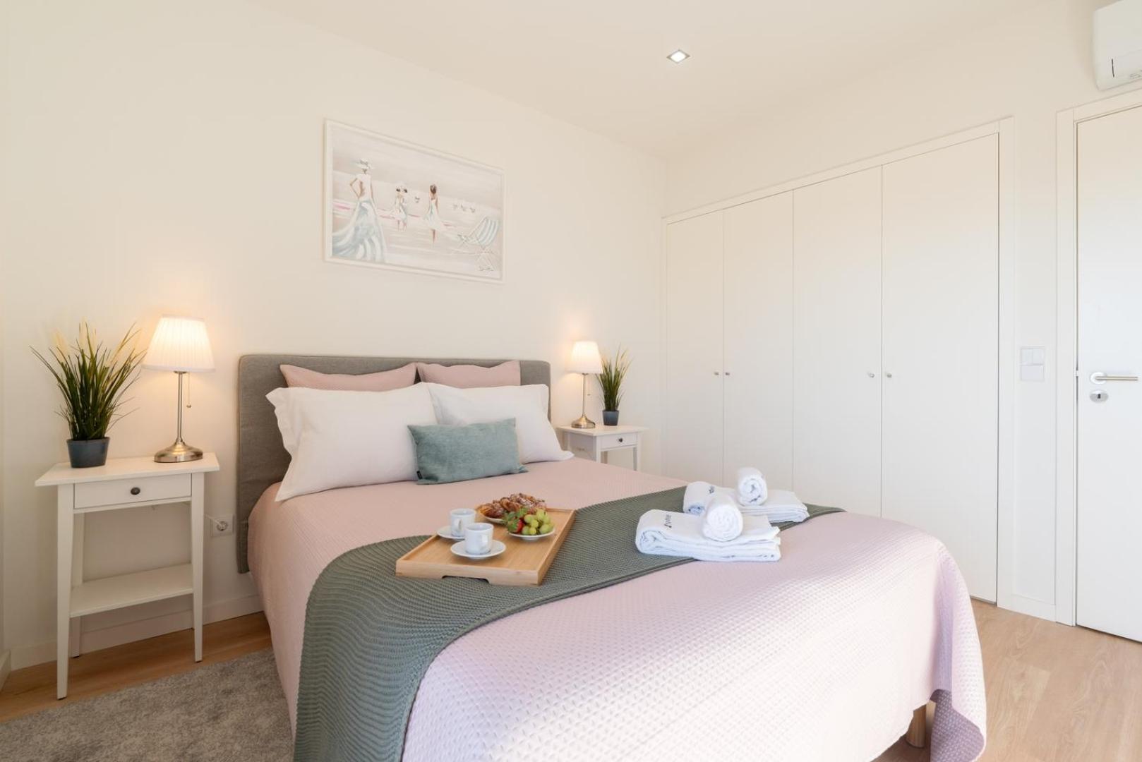 Host Wise - Bright & Spacious Retreat With Balcony Apartment