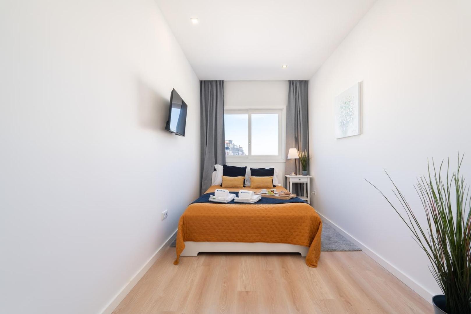 Host Wise - Bright & Spacious Retreat With Balcony * Porto