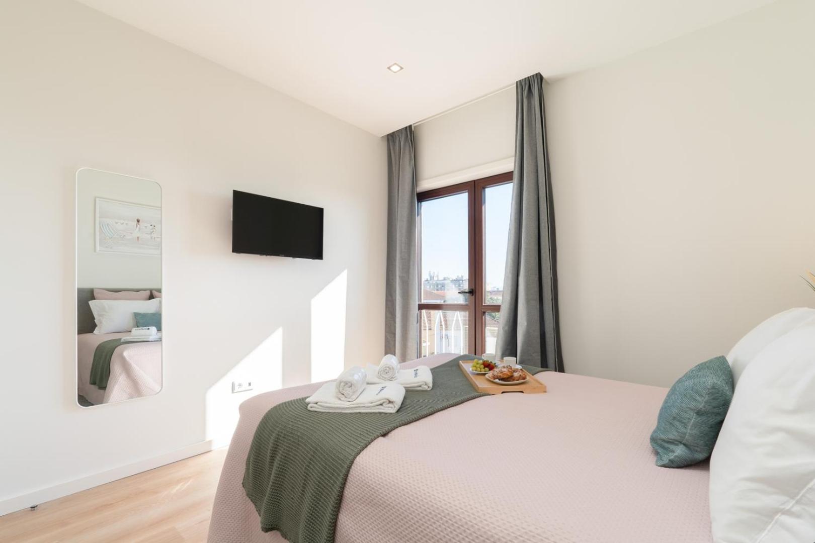 Host Wise - Bright & Spacious Retreat With Balcony