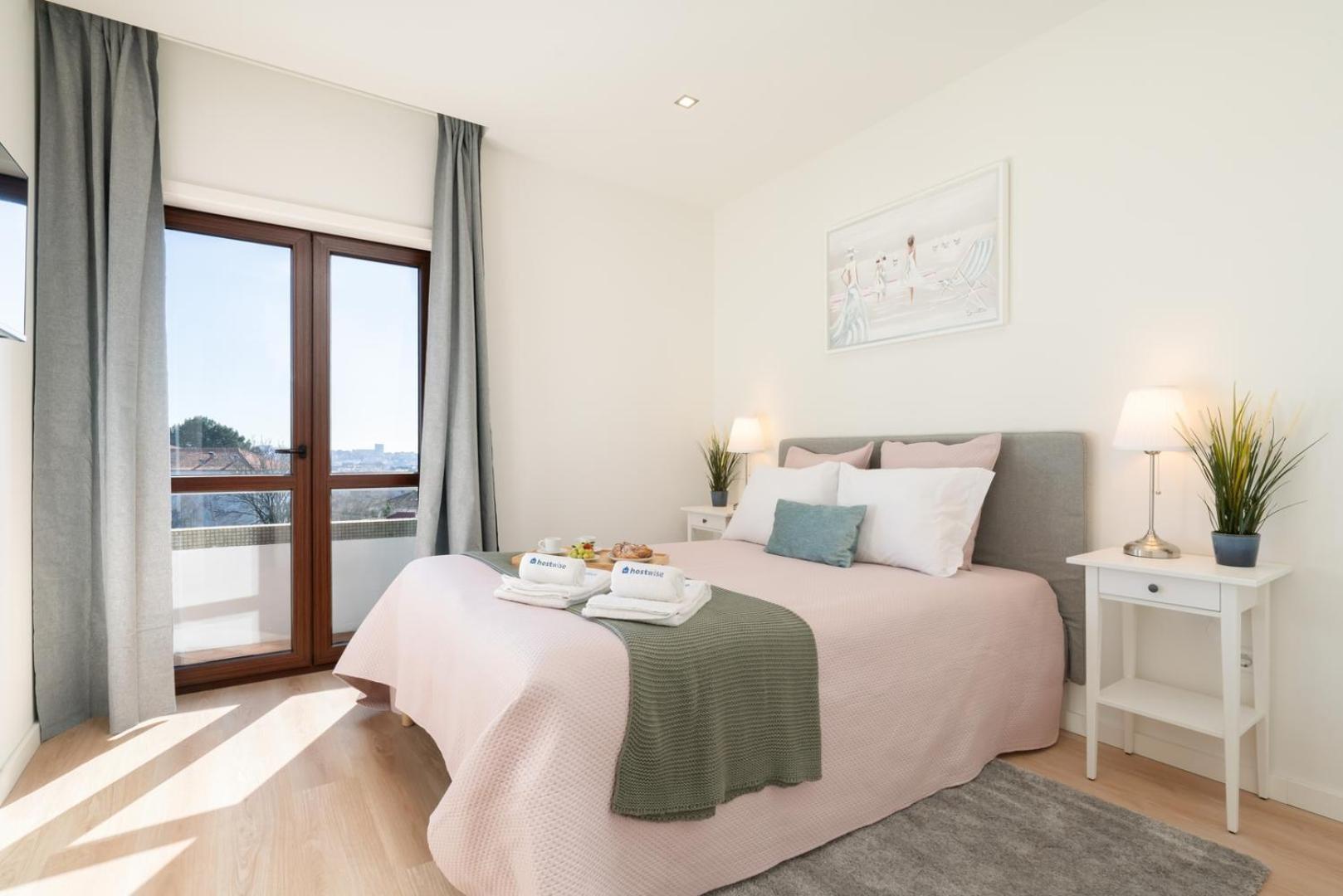 Host Wise - Bright & Spacious Retreat With Balcony Apartment *
