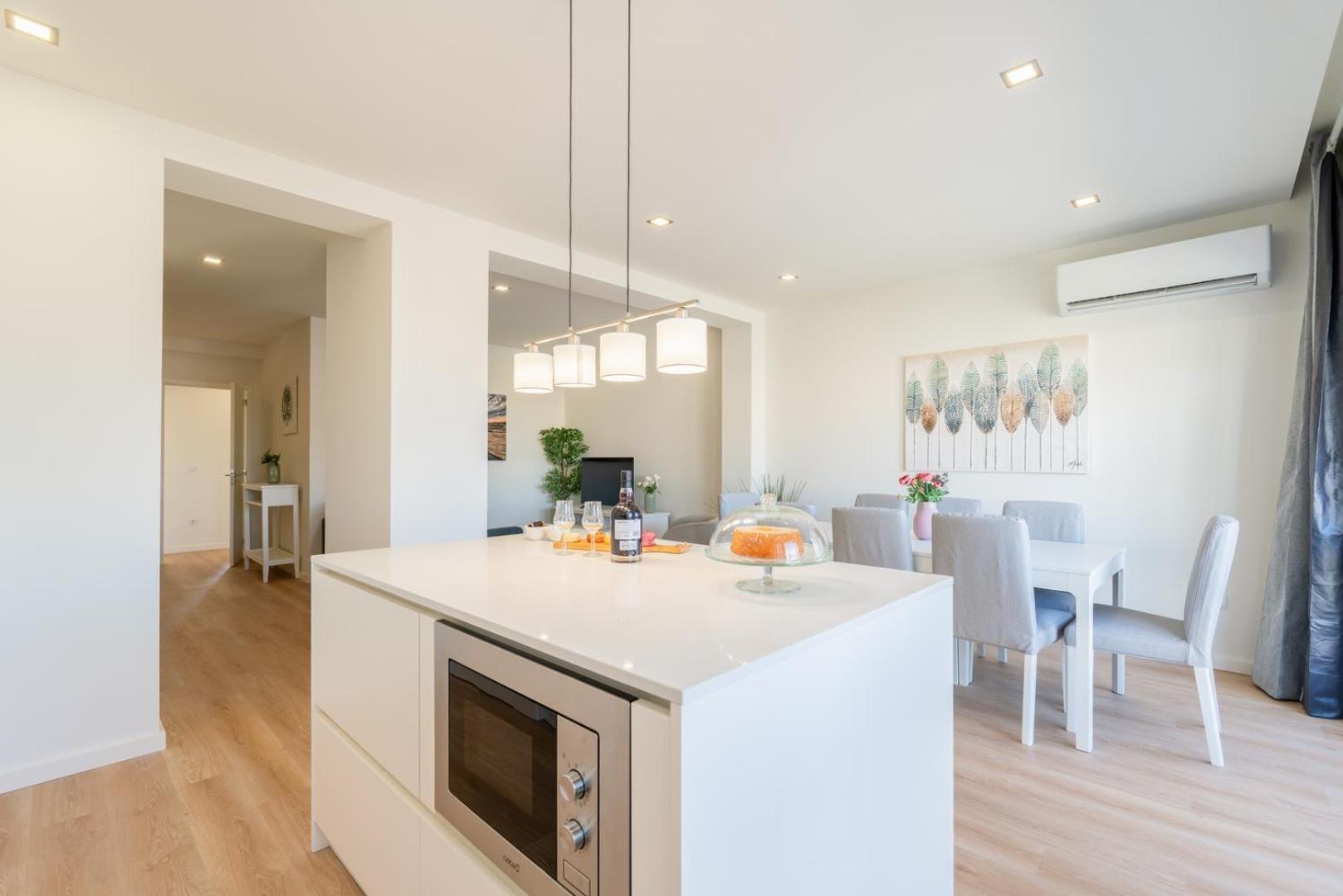 Apartment Host Wise - Bright & Spacious Retreat With Balcony *