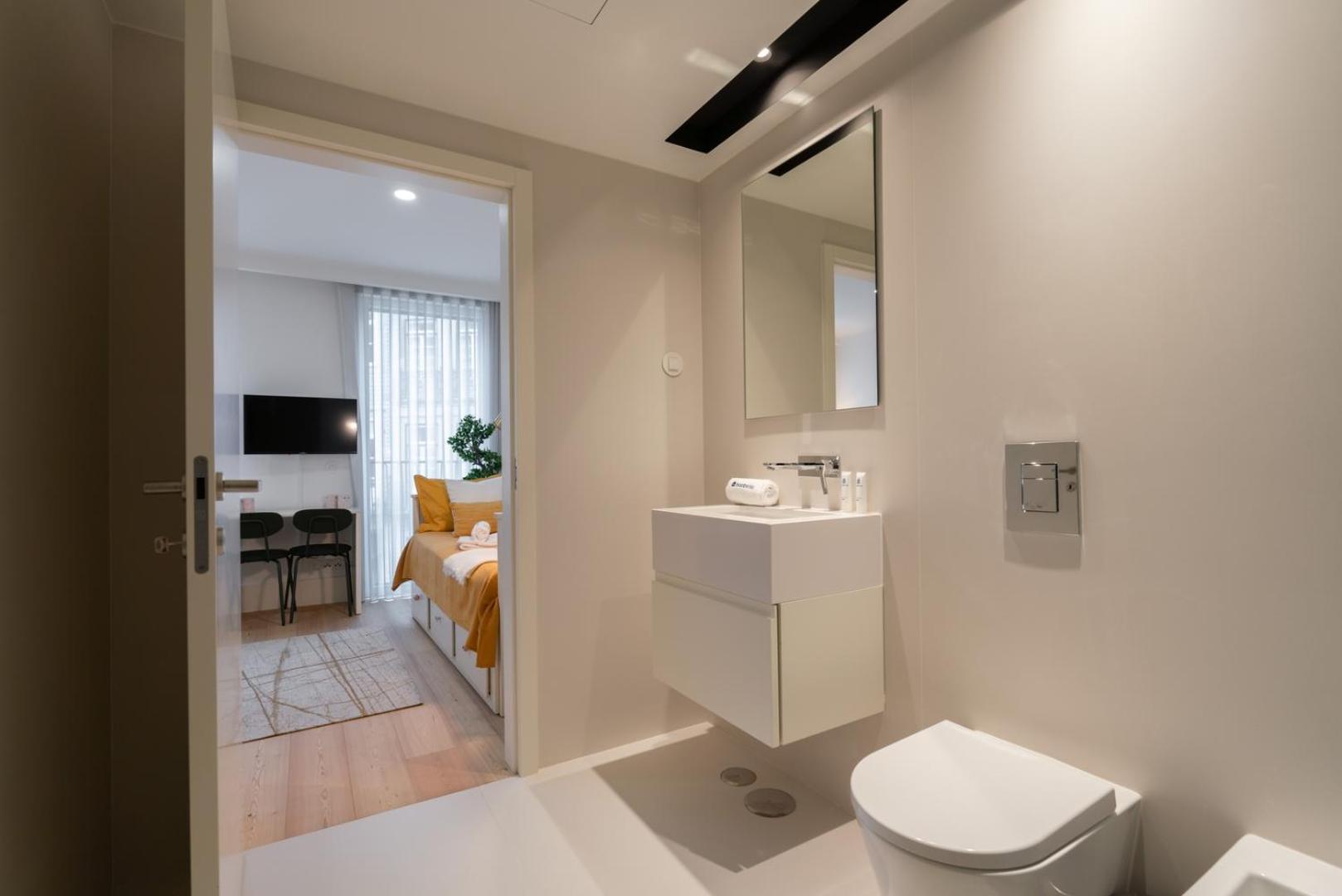 Apartment Hostwise - Stylish & Bright