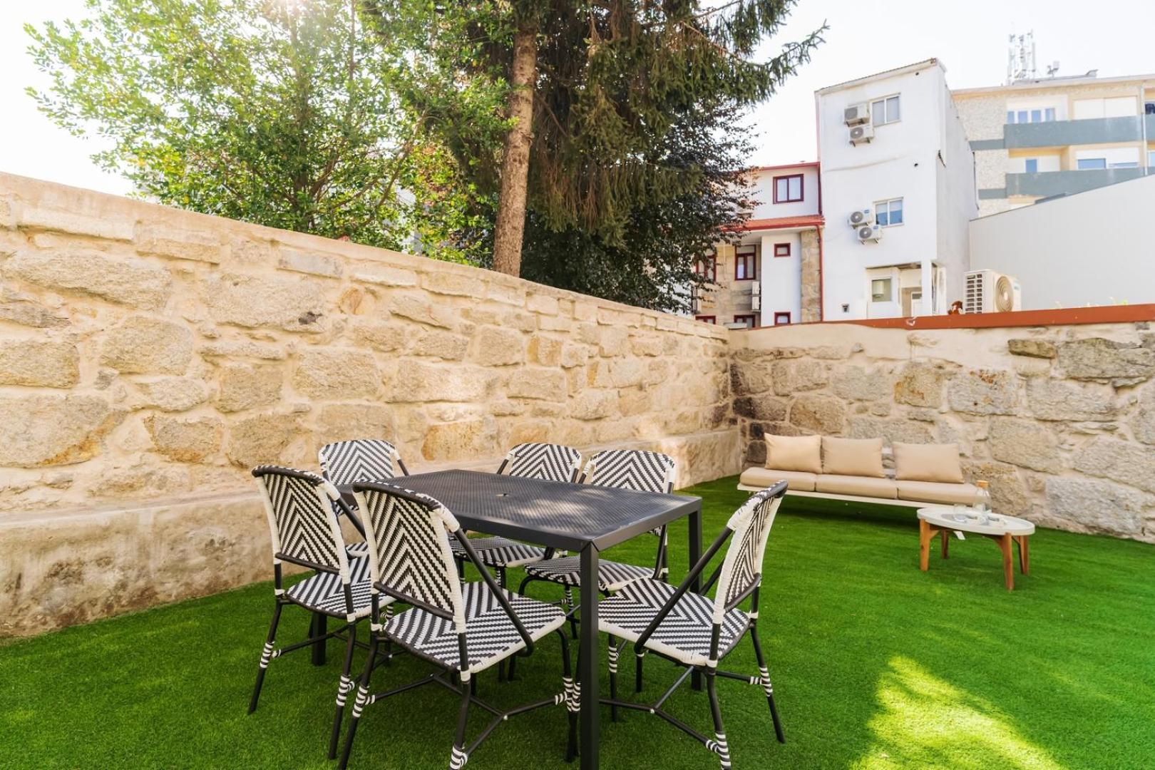 Charming W/ Private Garden In St. Catarina